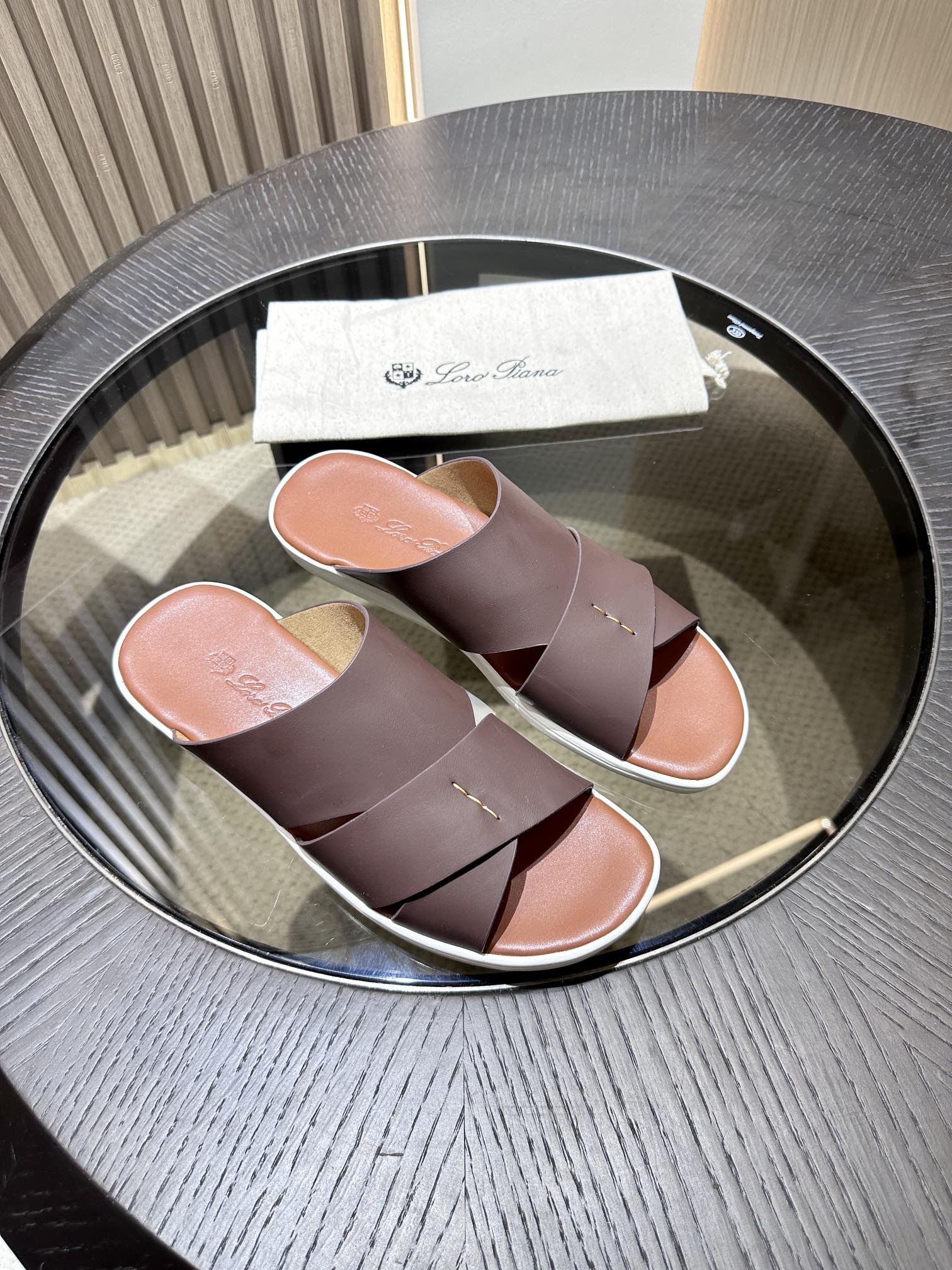 Las elegantes sandalias de Loro Piana están confeccionadas en suave piel de vacuno con tiras entrela