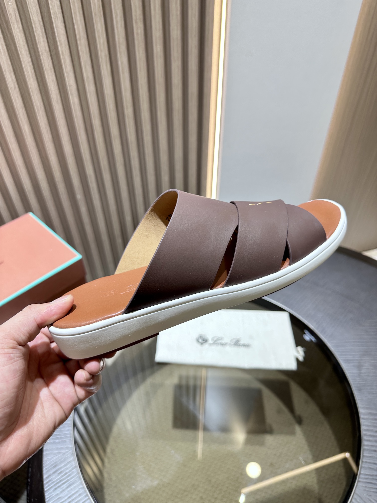 Las elegantes sandalias de Loro Piana están confeccionadas en suave piel de vacuno con tiras entrela