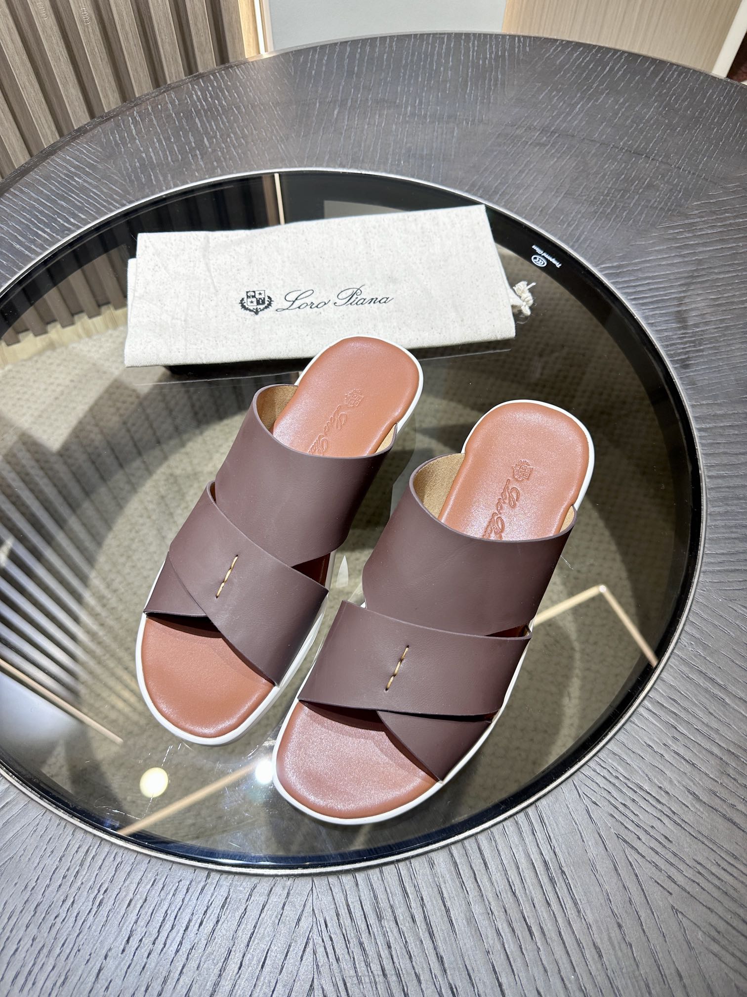 Las elegantes sandalias de Loro Piana están confeccionadas en suave piel de vacuno con tiras entrela