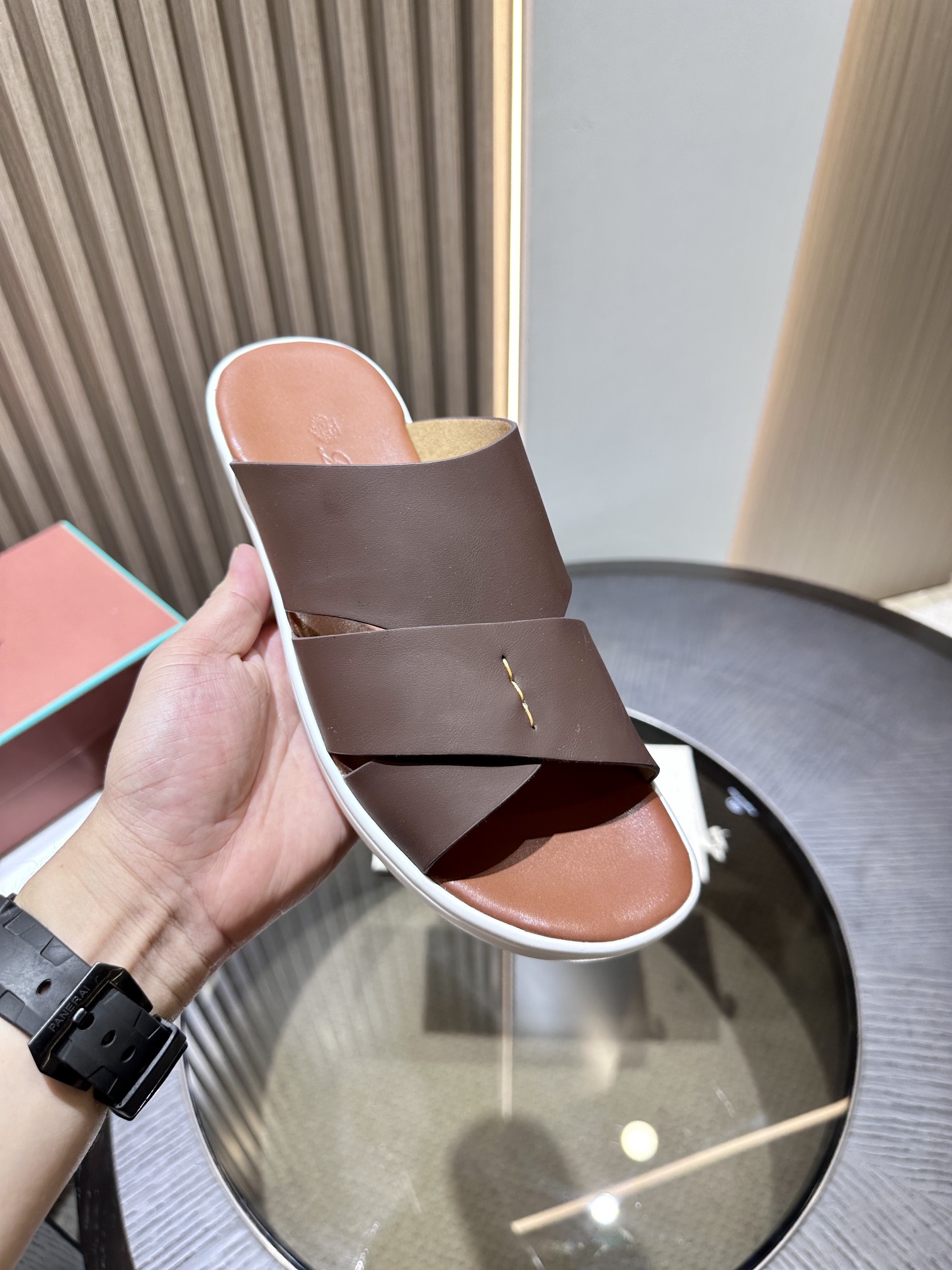 Las elegantes sandalias de Loro Piana están confeccionadas en suave piel de vacuno con tiras entrela