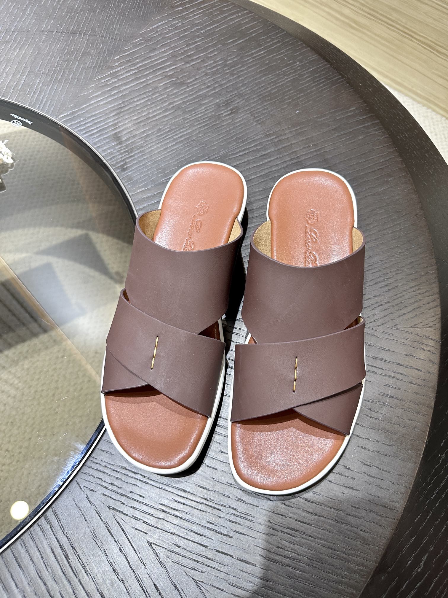 Las elegantes sandalias de Loro Piana están confeccionadas en suave piel de vacuno con tiras entrela