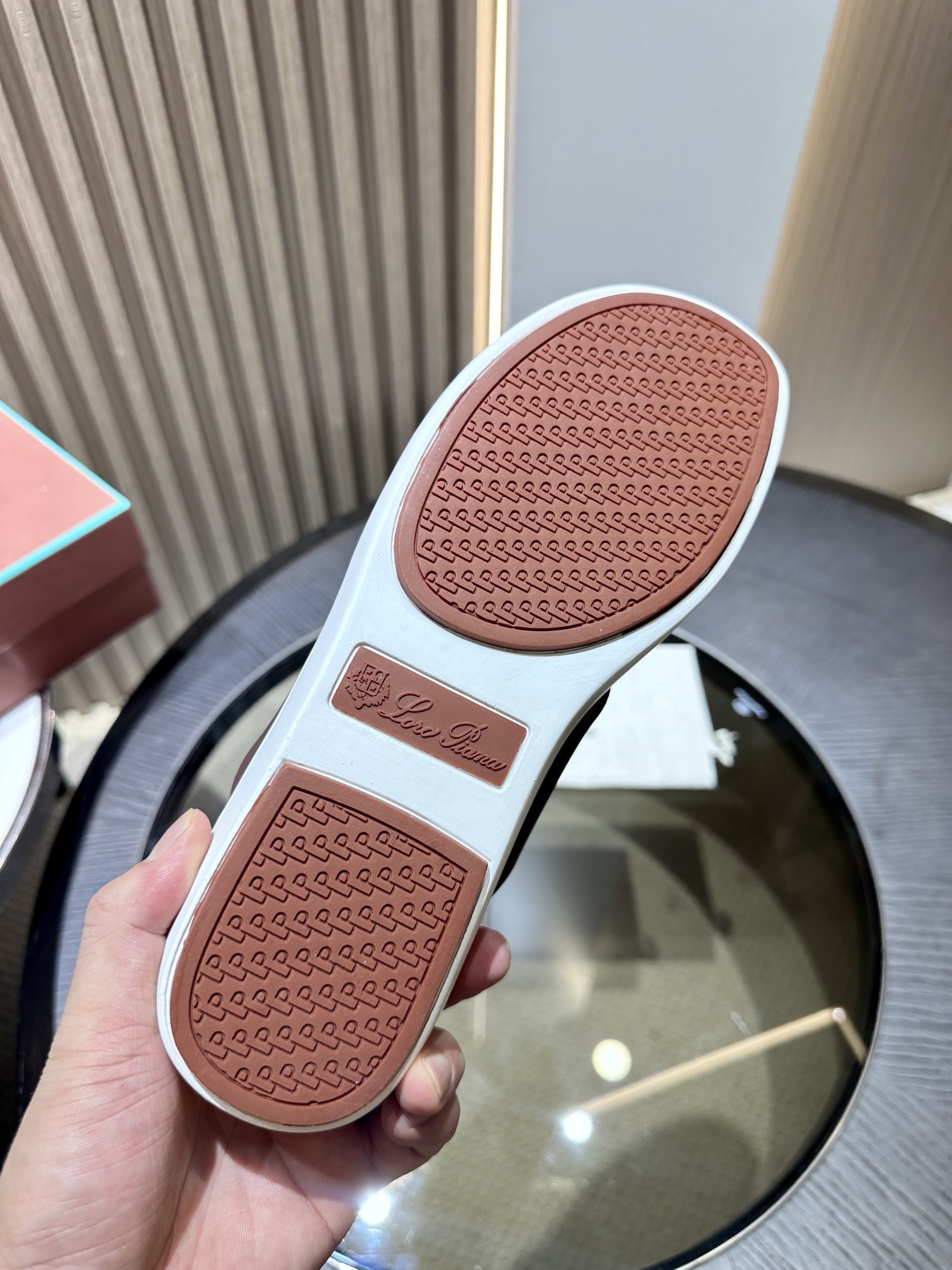 Las elegantes sandalias de Loro Piana están confeccionadas en suave piel de vacuno con tiras entrela