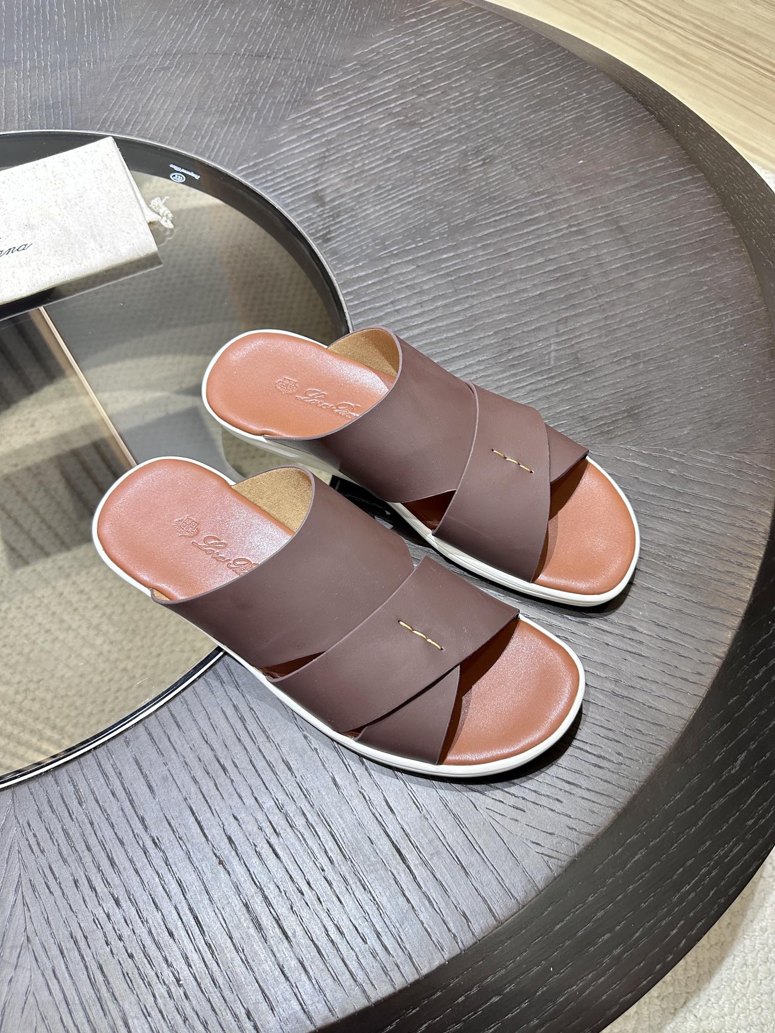 Las elegantes sandalias de Loro Piana están confeccionadas en suave piel de vacuno con tiras entrela