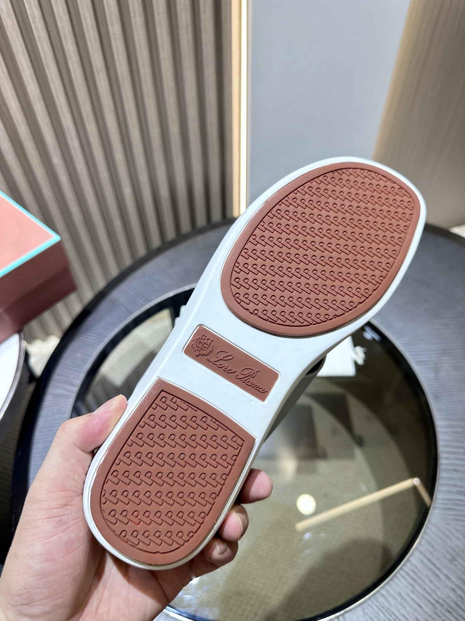 Las elegantes sandalias de Loro Piana están confeccionadas en suave piel de vacuno con tiras entrela