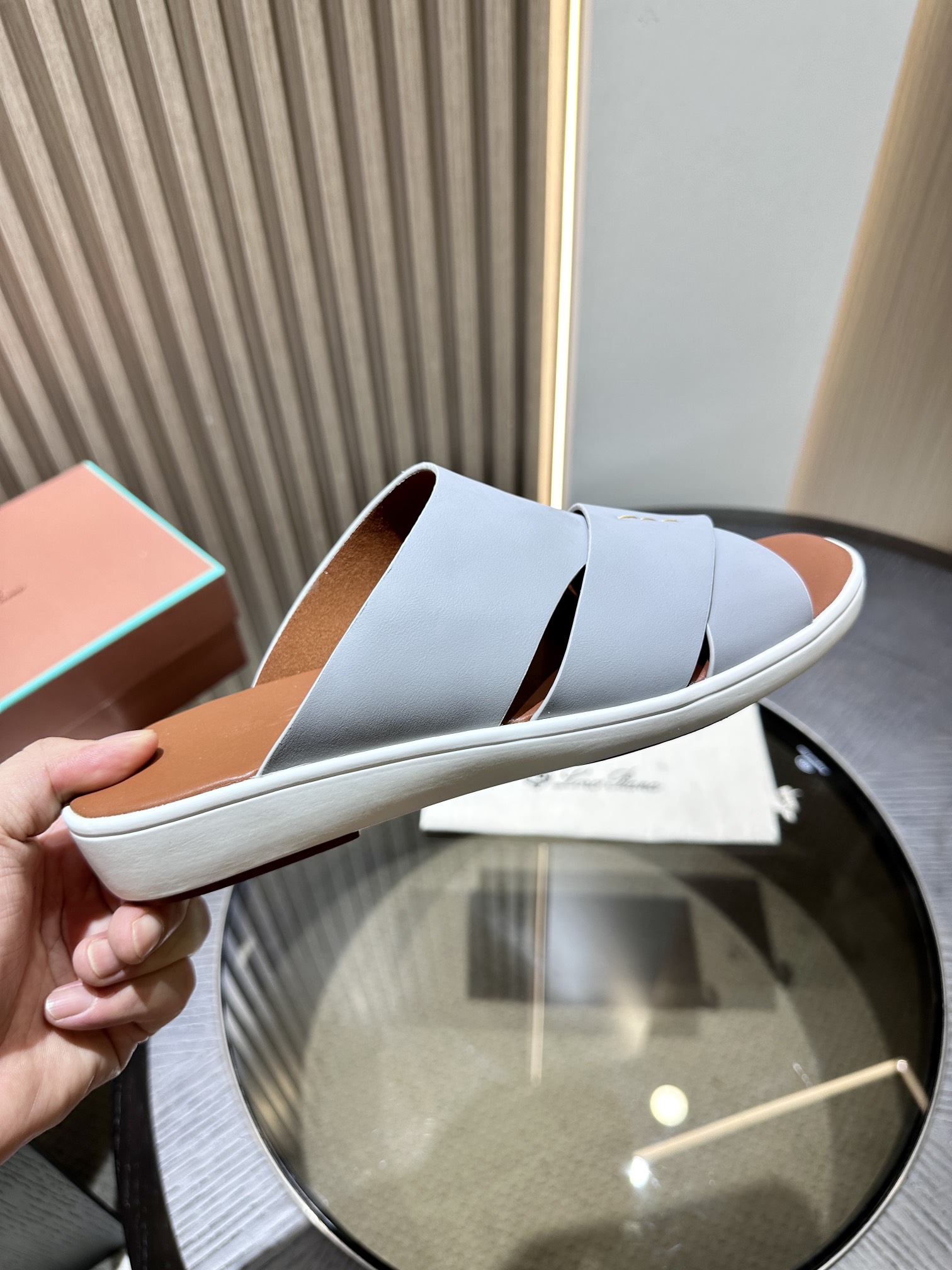 Las elegantes sandalias de Loro Piana están confeccionadas en suave piel de vacuno con tiras entrela