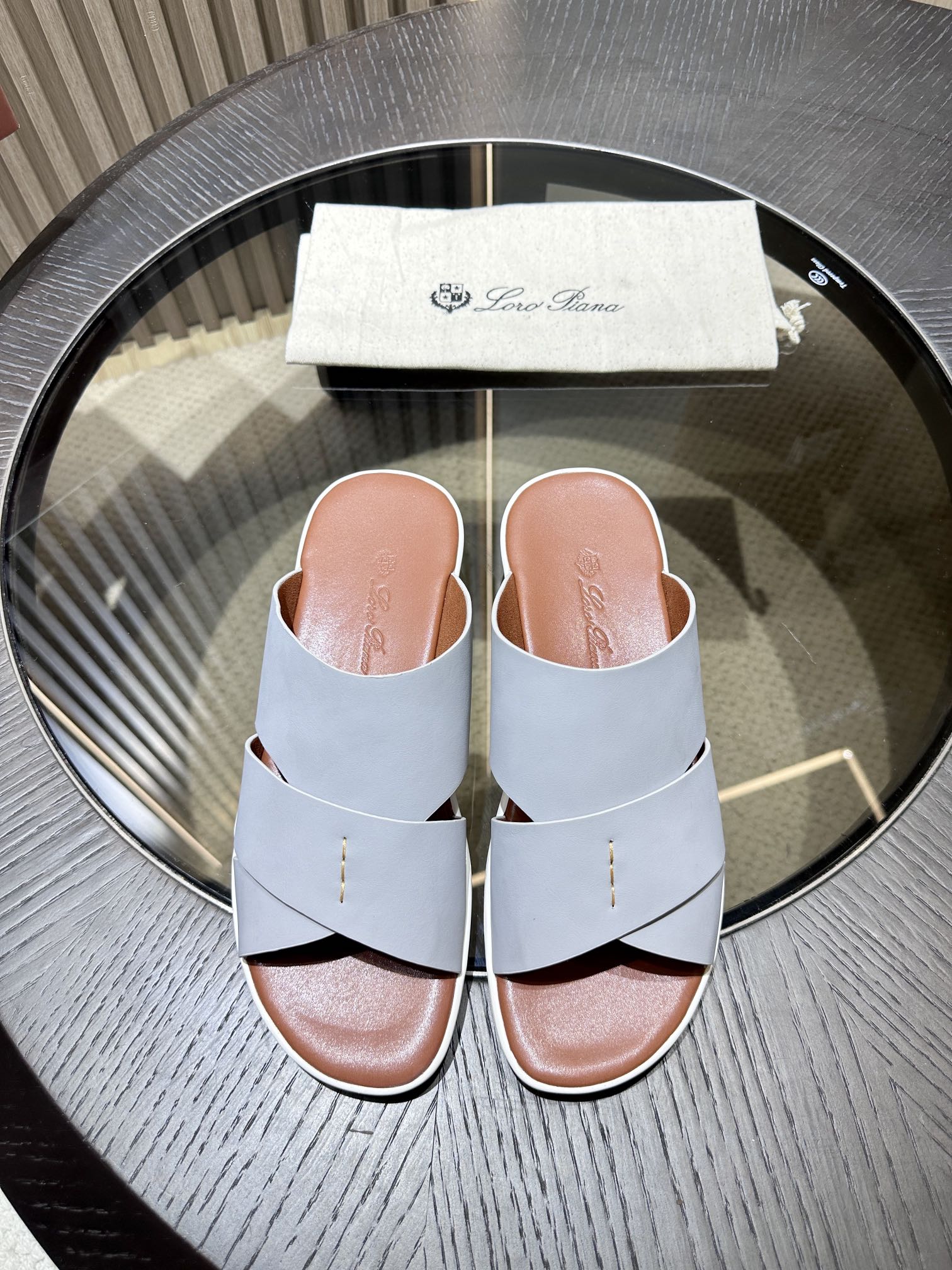 Las elegantes sandalias de Loro Piana están confeccionadas en suave piel de vacuno con tiras entrela