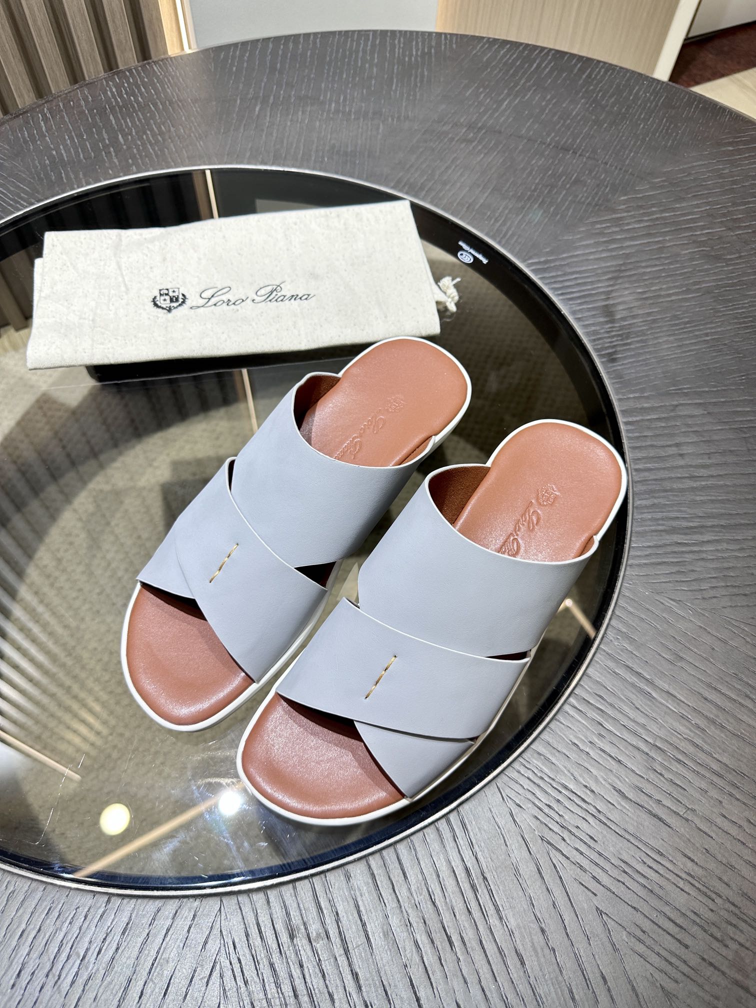 Las elegantes sandalias de Loro Piana están confeccionadas en suave piel de vacuno con tiras entrela