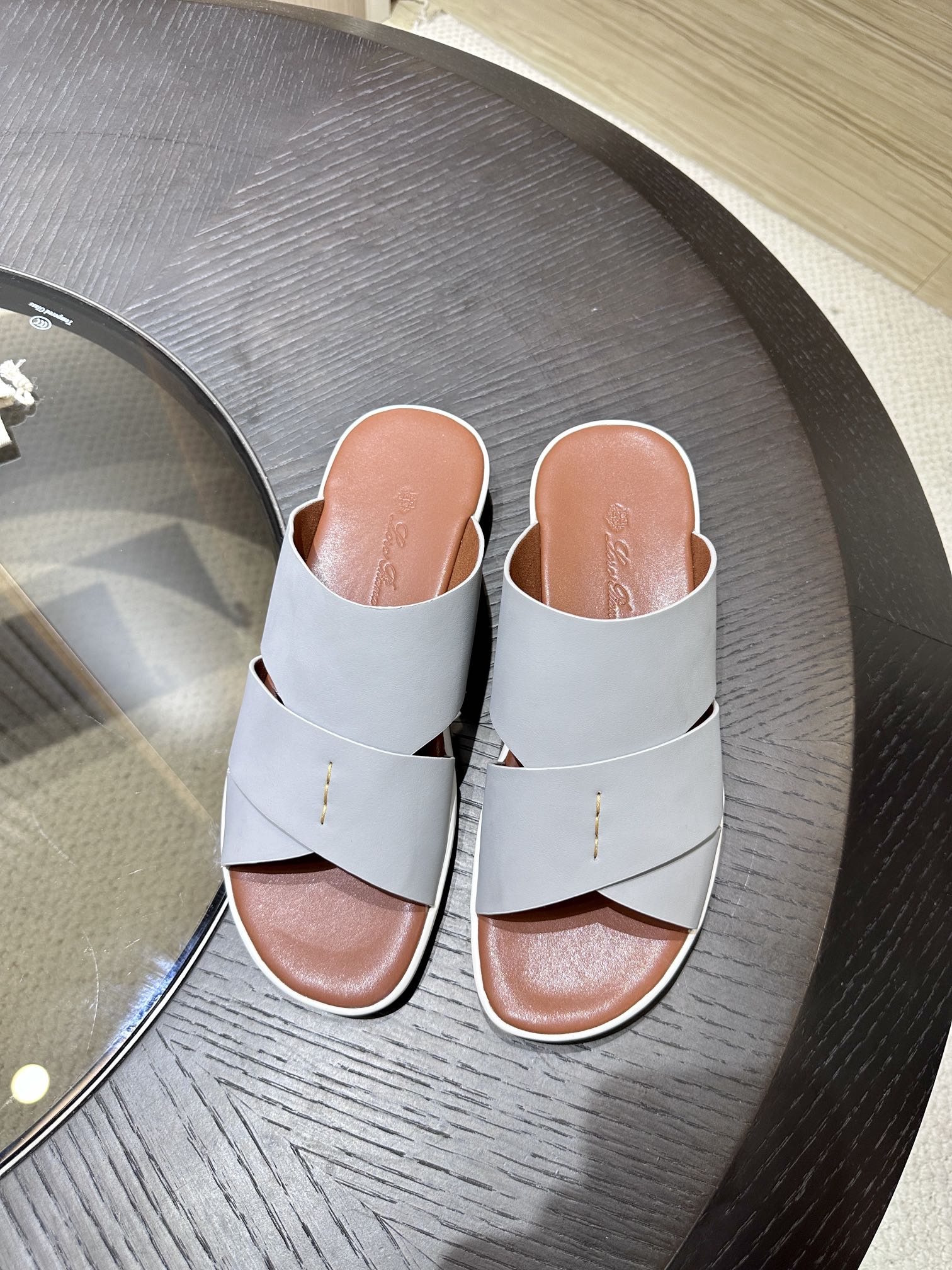 Las elegantes sandalias de Loro Piana están confeccionadas en suave piel de vacuno con tiras entrela