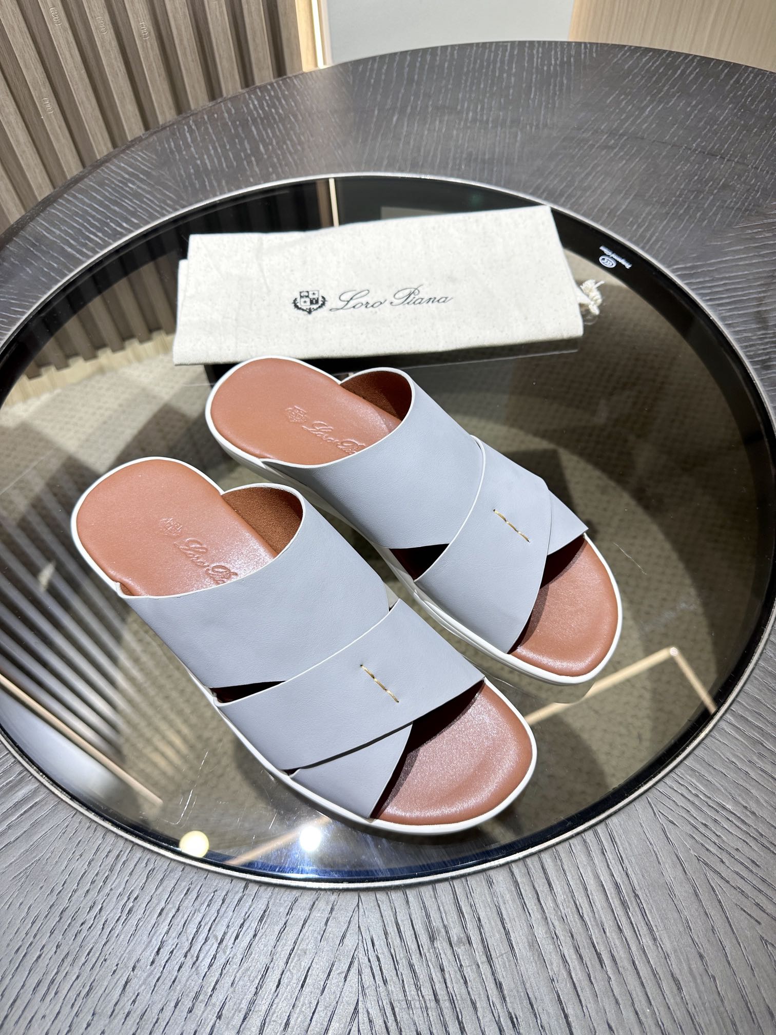 Las elegantes sandalias de Loro Piana están confeccionadas en suave piel de vacuno con tiras entrela