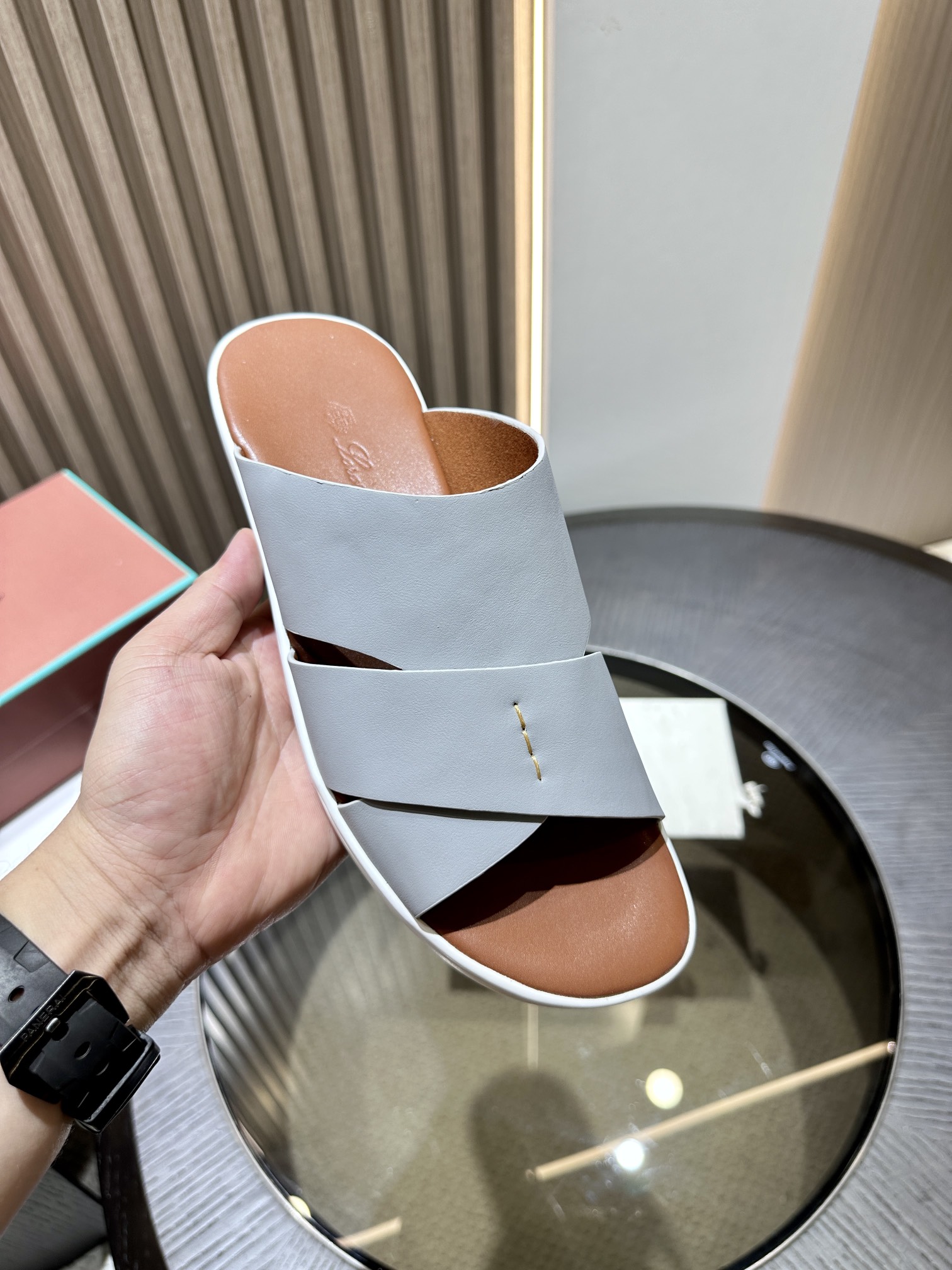 Las elegantes sandalias de Loro Piana están confeccionadas en suave piel de vacuno con tiras entrela