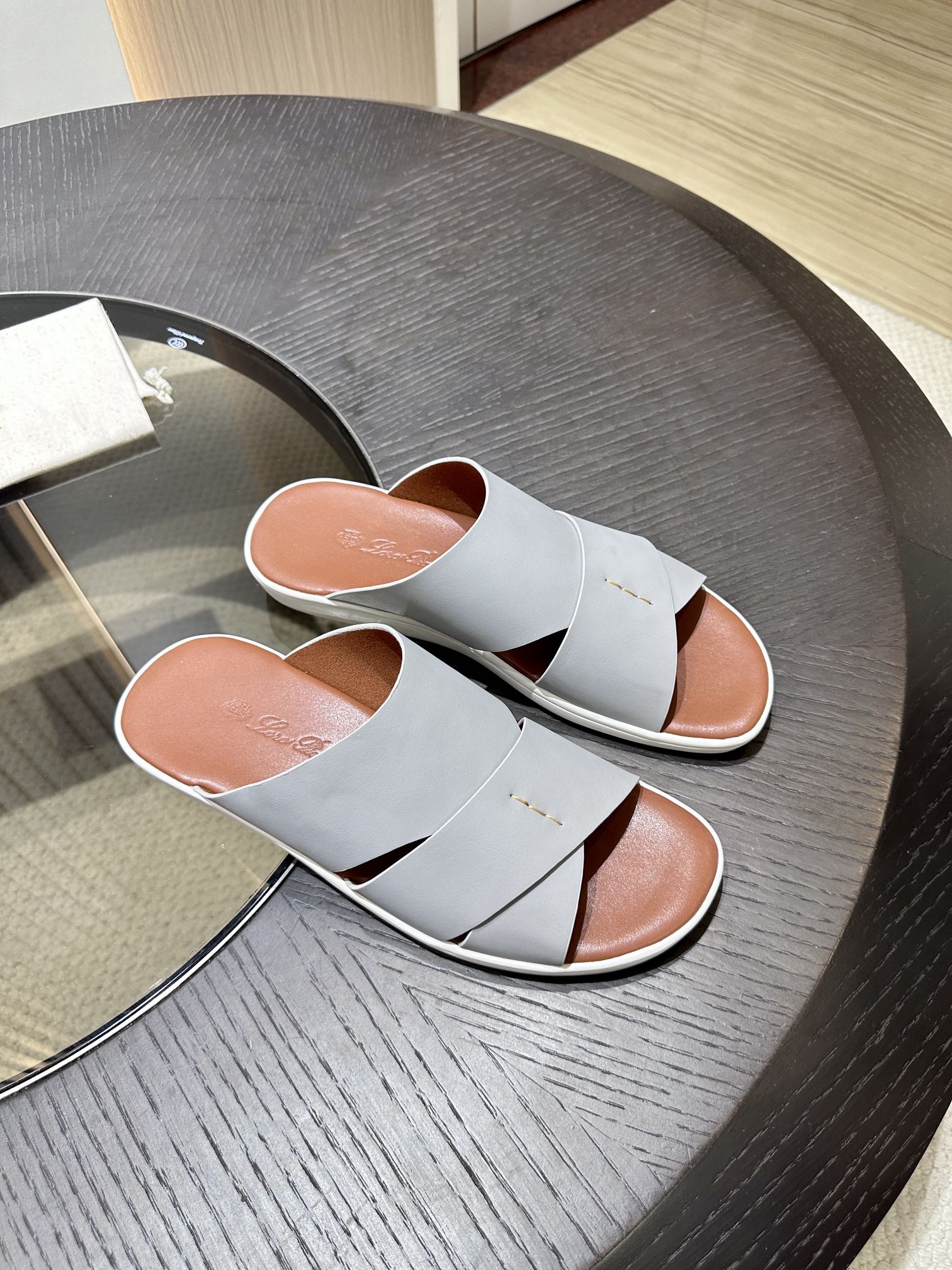 Las elegantes sandalias de Loro Piana están confeccionadas en suave piel de vacuno con tiras entrela