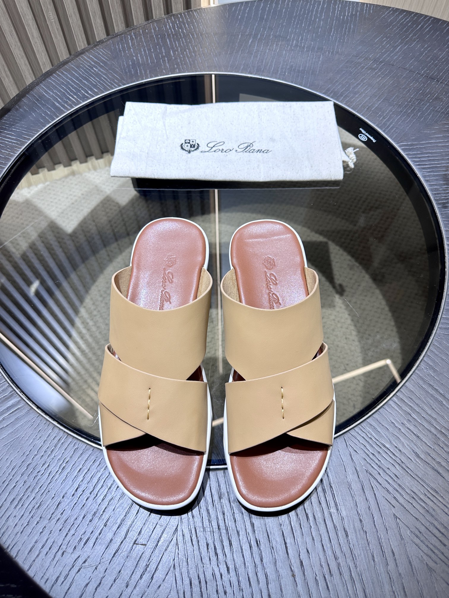 Las elegantes sandalias de Loro Piana están confeccionadas en suave piel de vacuno con tiras entrela