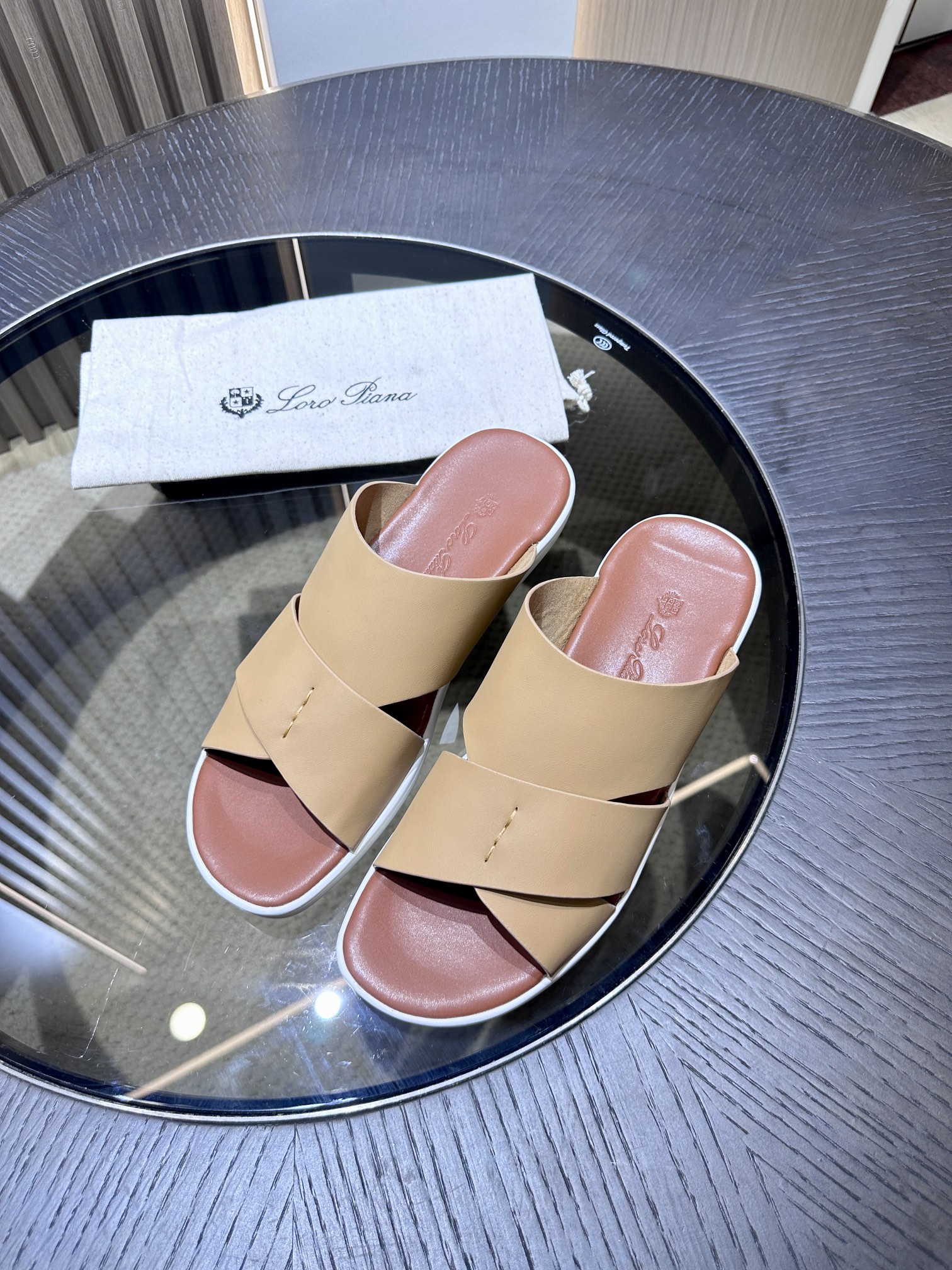 Las elegantes sandalias de Loro Piana están confeccionadas en suave piel de vacuno con tiras entrela