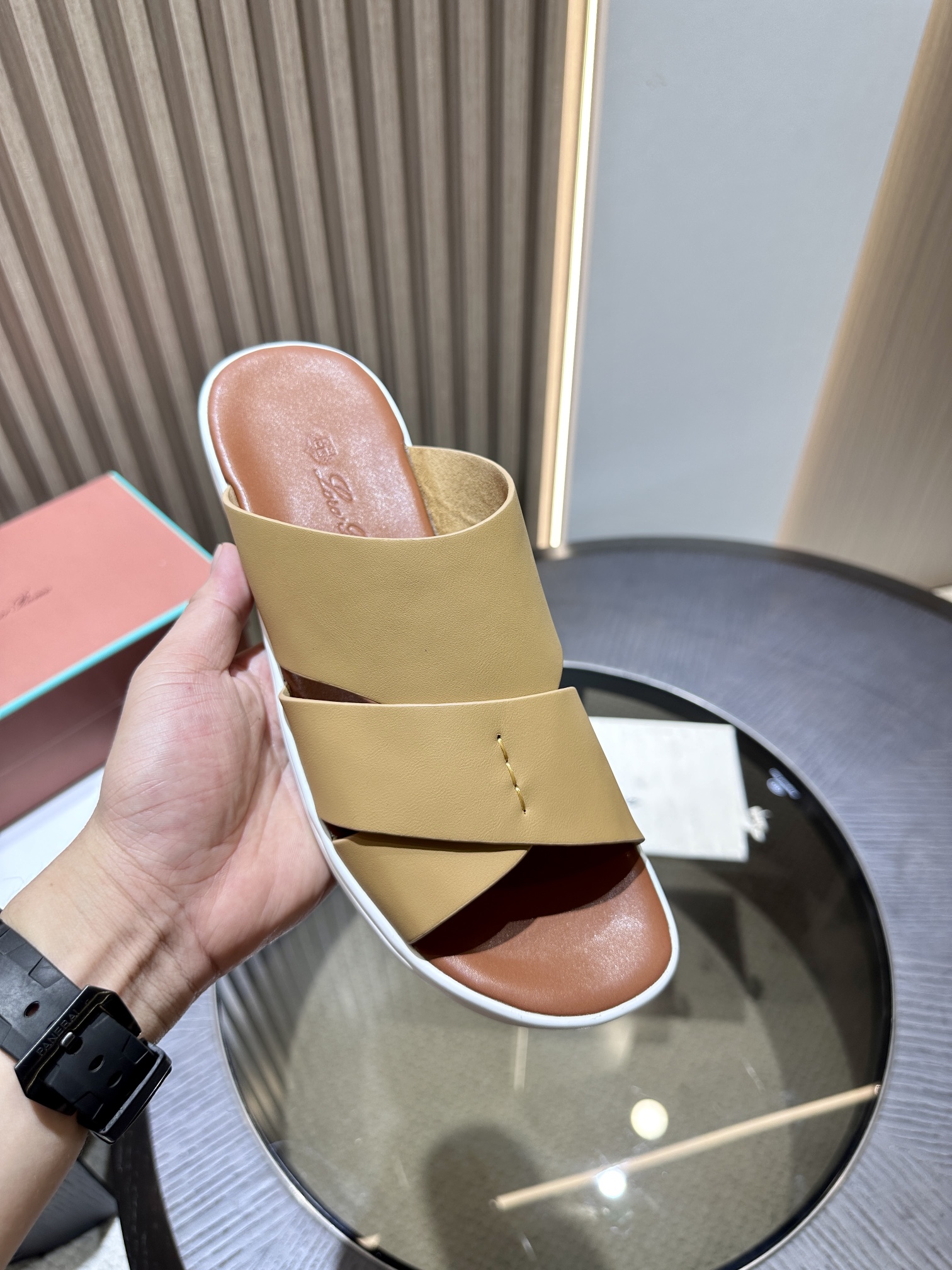 Las elegantes sandalias de Loro Piana están confeccionadas en suave piel de vacuno con tiras entrela