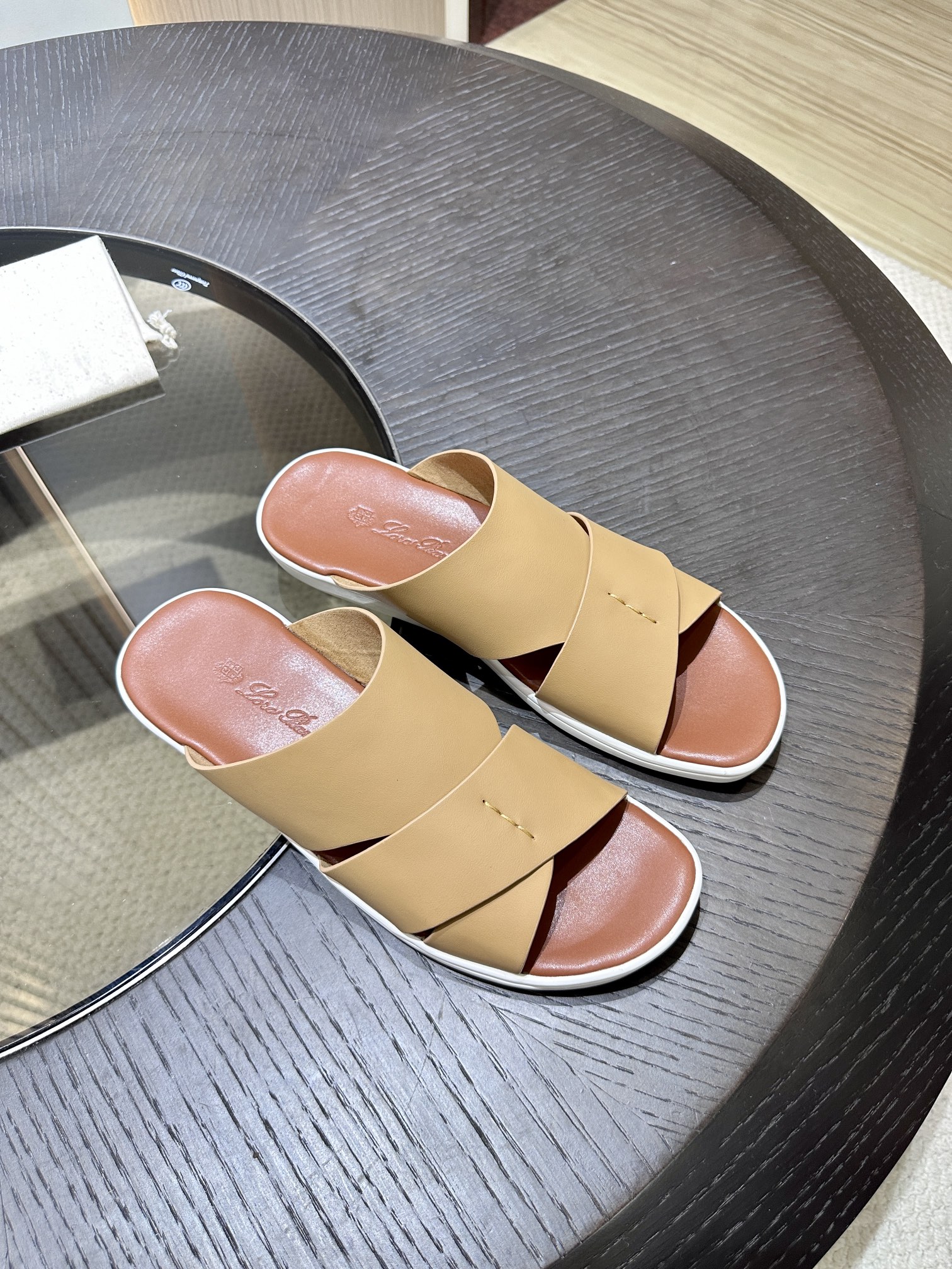 Las elegantes sandalias de Loro Piana están confeccionadas en suave piel de vacuno con tiras entrela