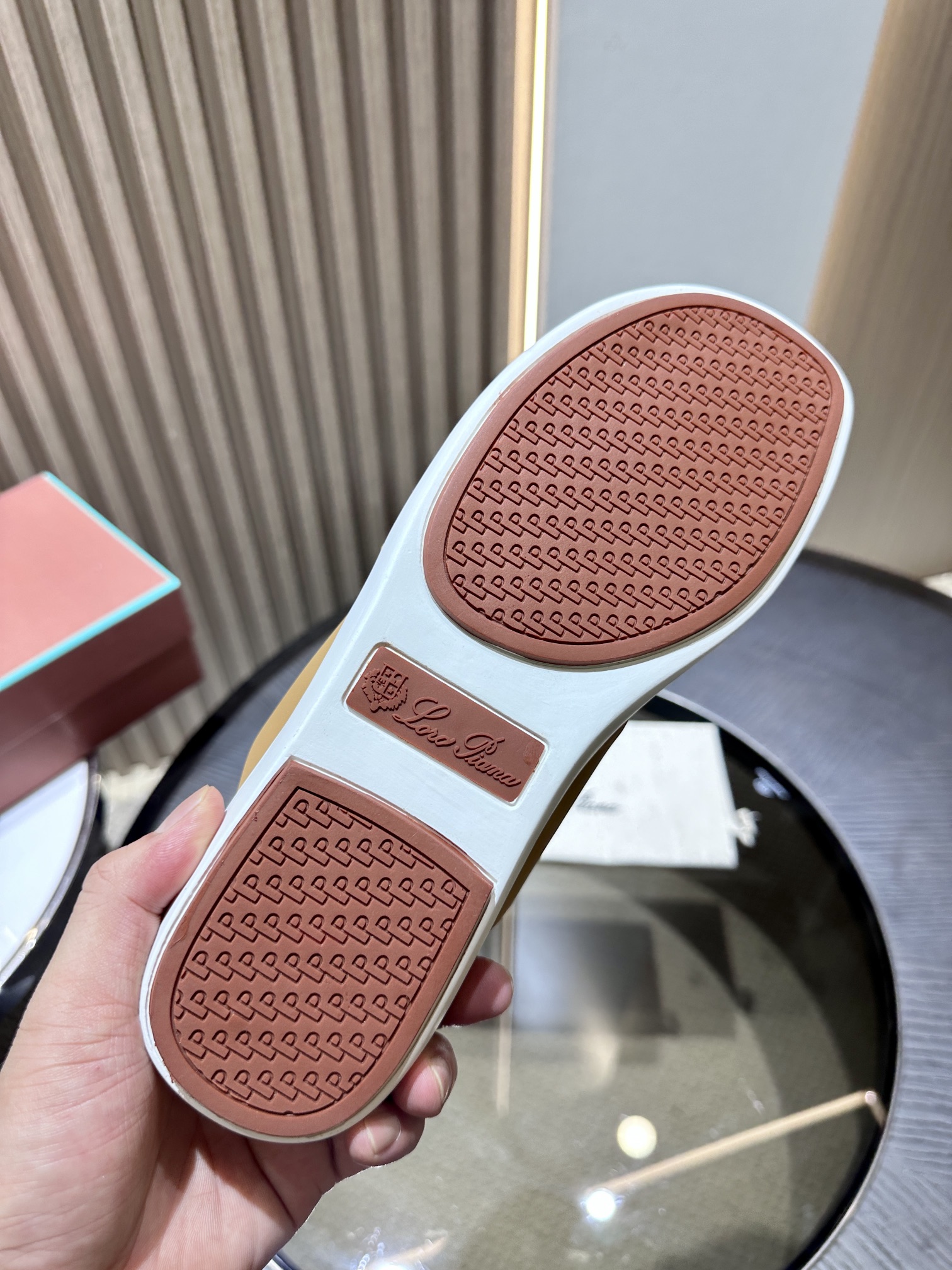 Las elegantes sandalias de Loro Piana están confeccionadas en suave piel de vacuno con tiras entrela
