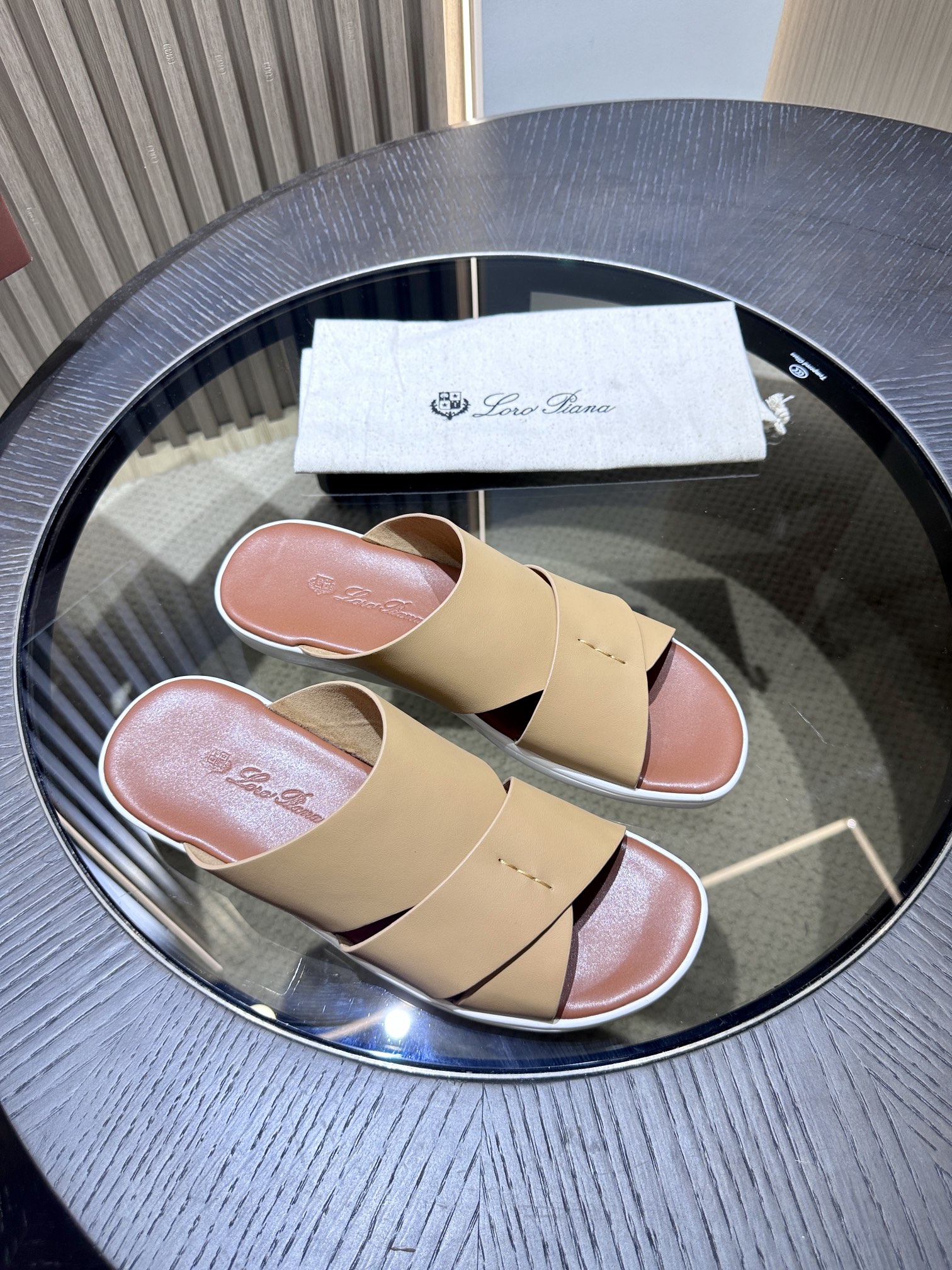 Las elegantes sandalias de Loro Piana están confeccionadas en suave piel de vacuno con tiras entrela