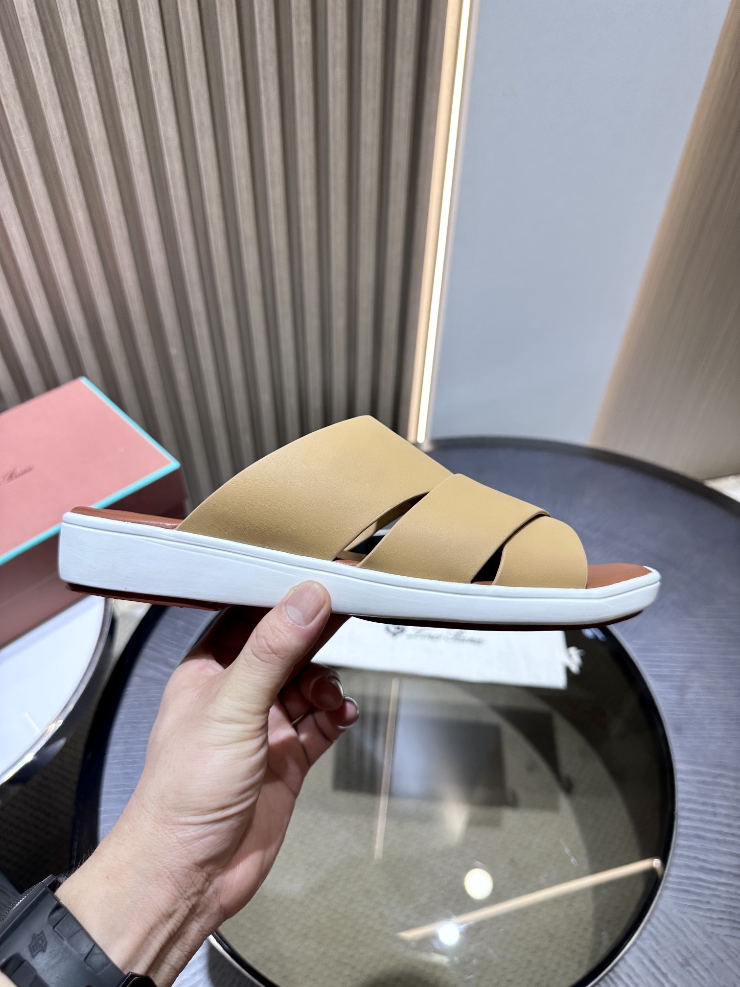 Las elegantes sandalias de Loro Piana están confeccionadas en suave piel de vacuno con tiras entrela