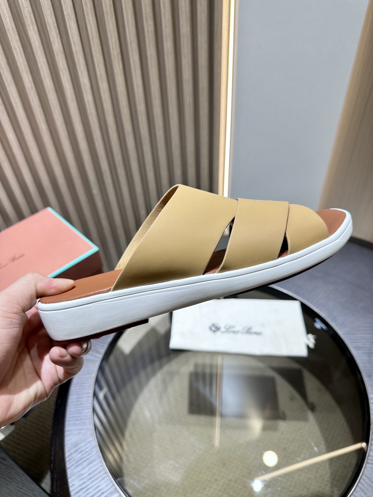 Las elegantes sandalias de Loro Piana están confeccionadas en suave piel de vacuno con tiras entrela