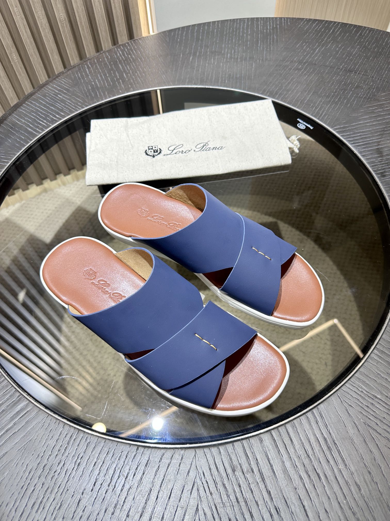 Las elegantes sandalias de Loro Piana están confeccionadas en suave piel de vacuno con tiras entrela