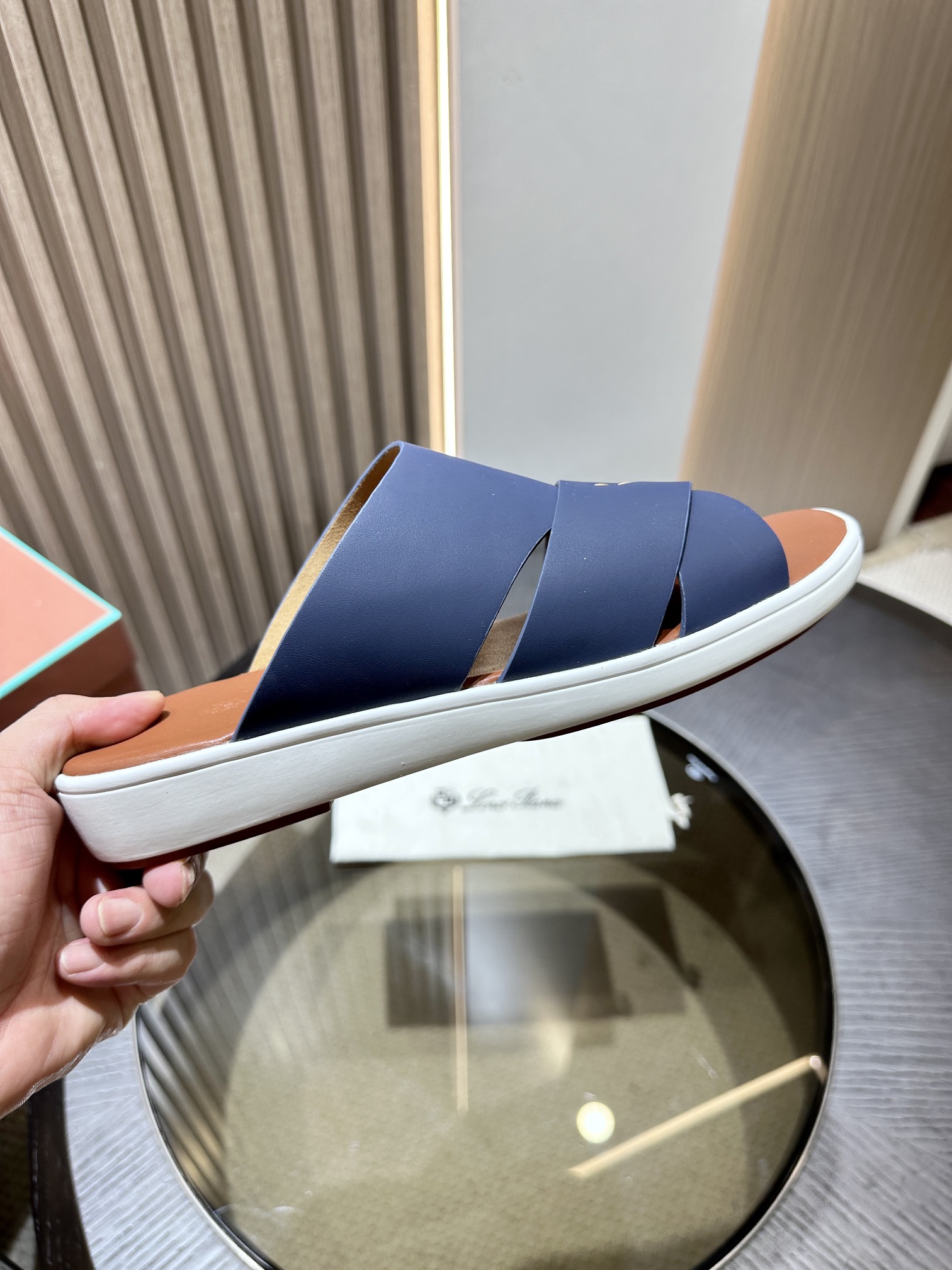 Las elegantes sandalias de Loro Piana están confeccionadas en suave piel de vacuno con tiras entrela
