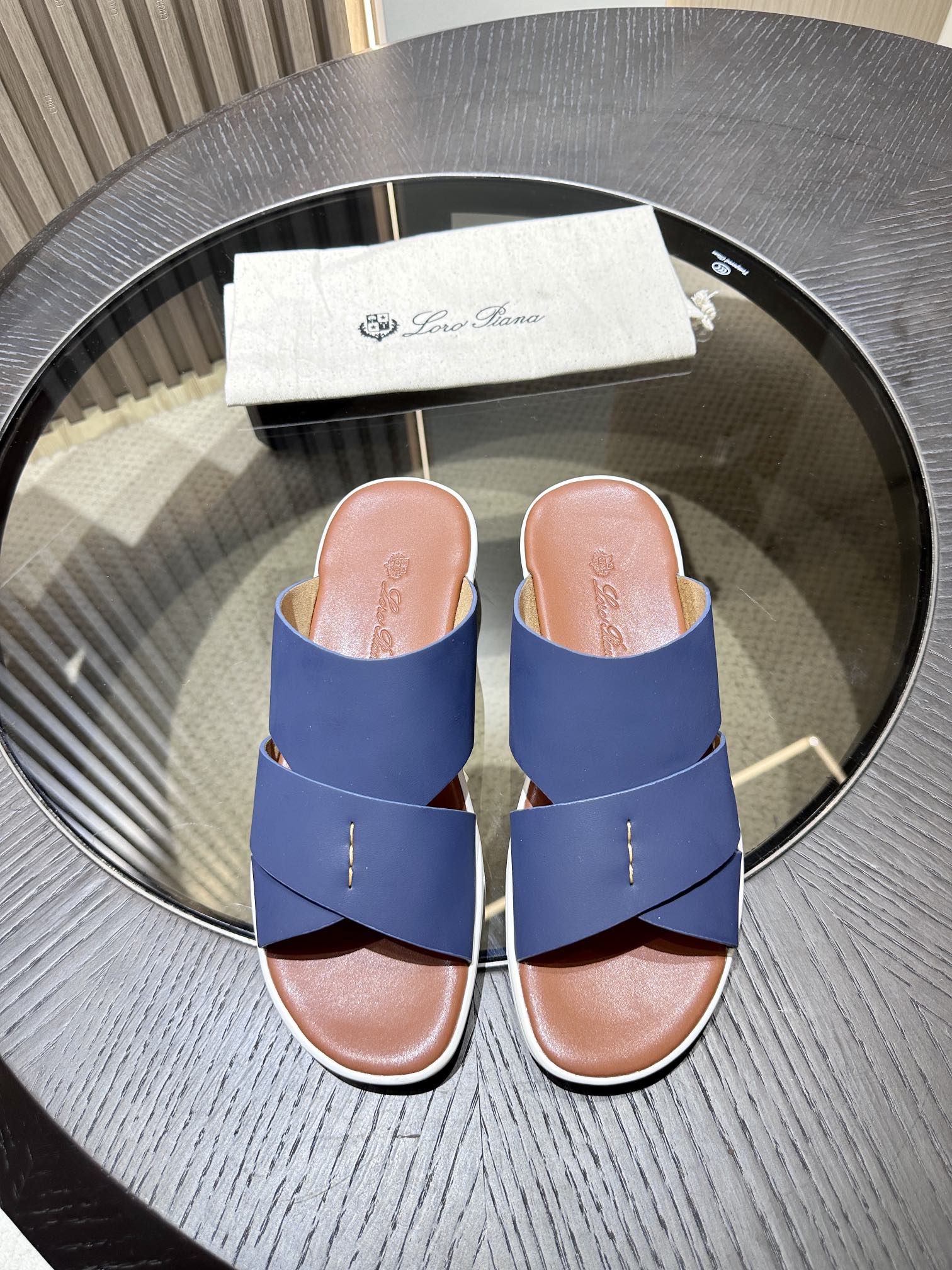 Las elegantes sandalias de Loro Piana están confeccionadas en suave piel de vacuno con tiras entrela