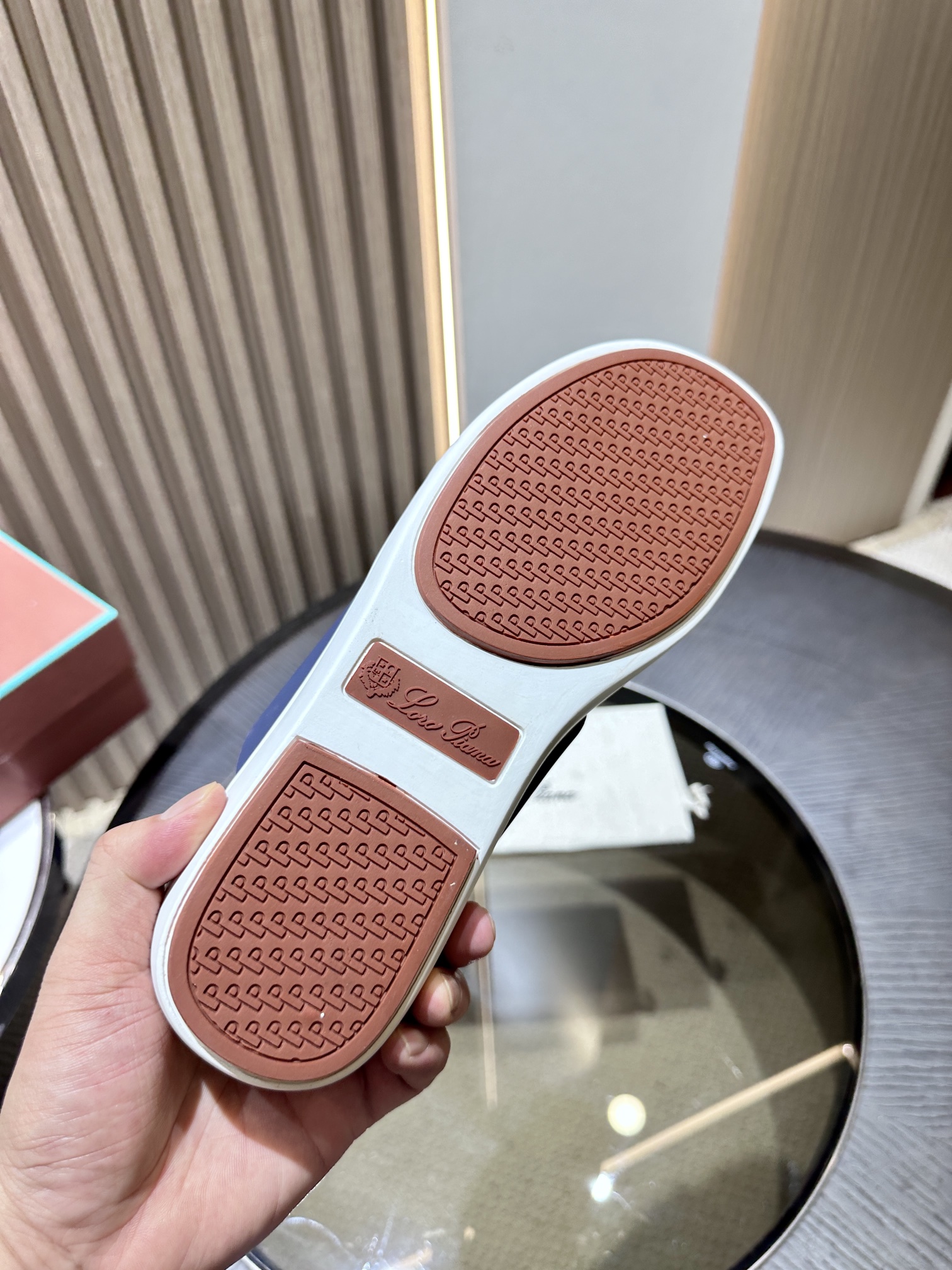 Las elegantes sandalias de Loro Piana están confeccionadas en suave piel de vacuno con tiras entrela
