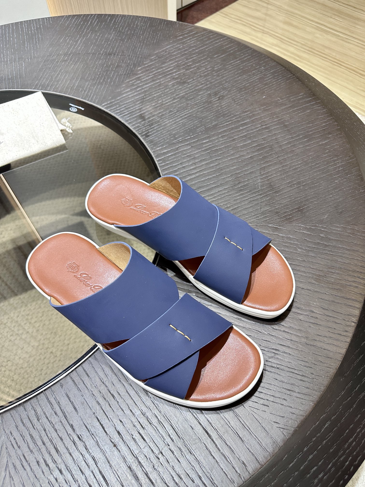 Las elegantes sandalias de Loro Piana están confeccionadas en suave piel de vacuno con tiras entrela
