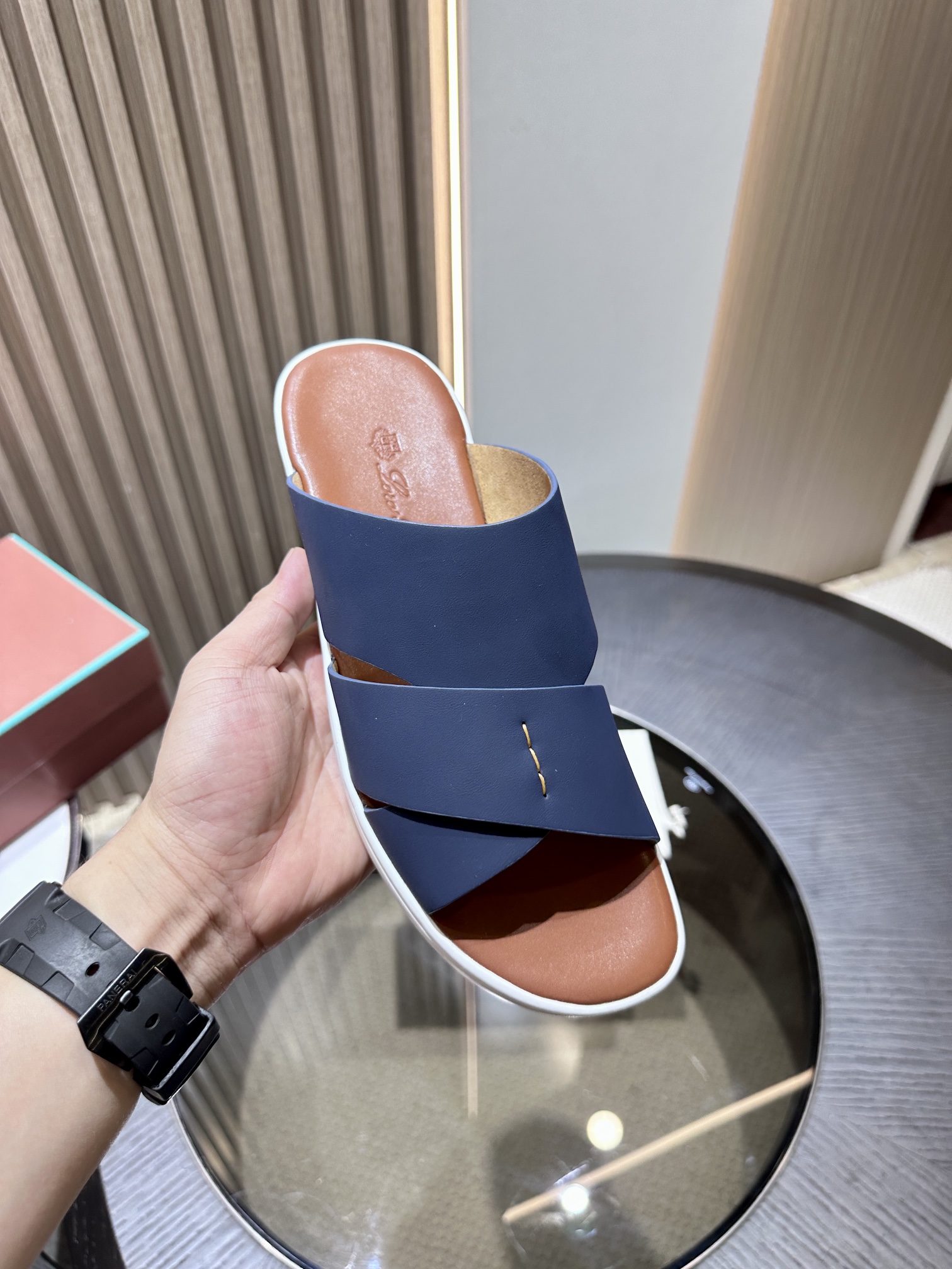 Las elegantes sandalias de Loro Piana están confeccionadas en suave piel de vacuno con tiras entrela