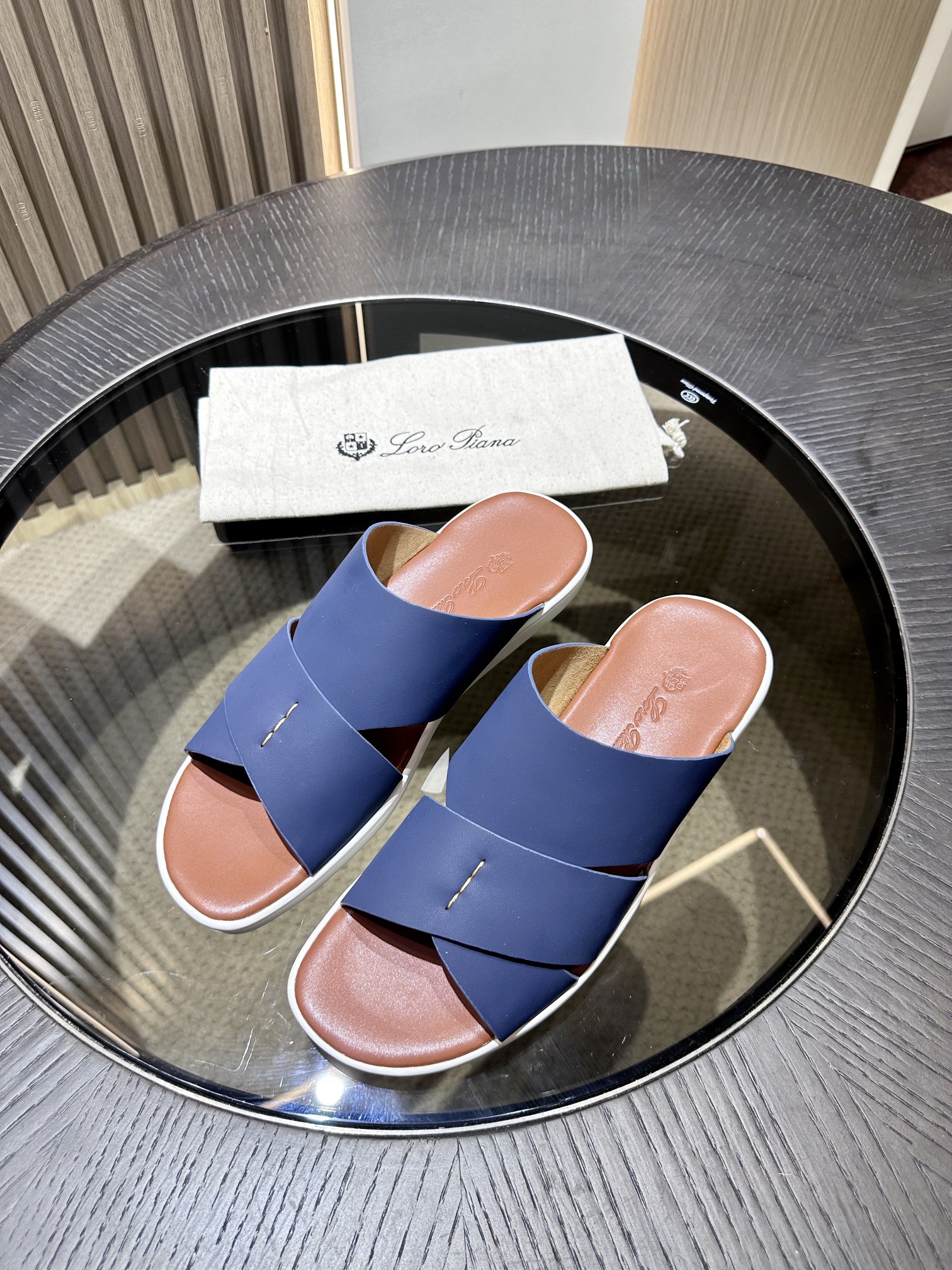 Las elegantes sandalias de Loro Piana están confeccionadas en suave piel de vacuno con tiras entrela
