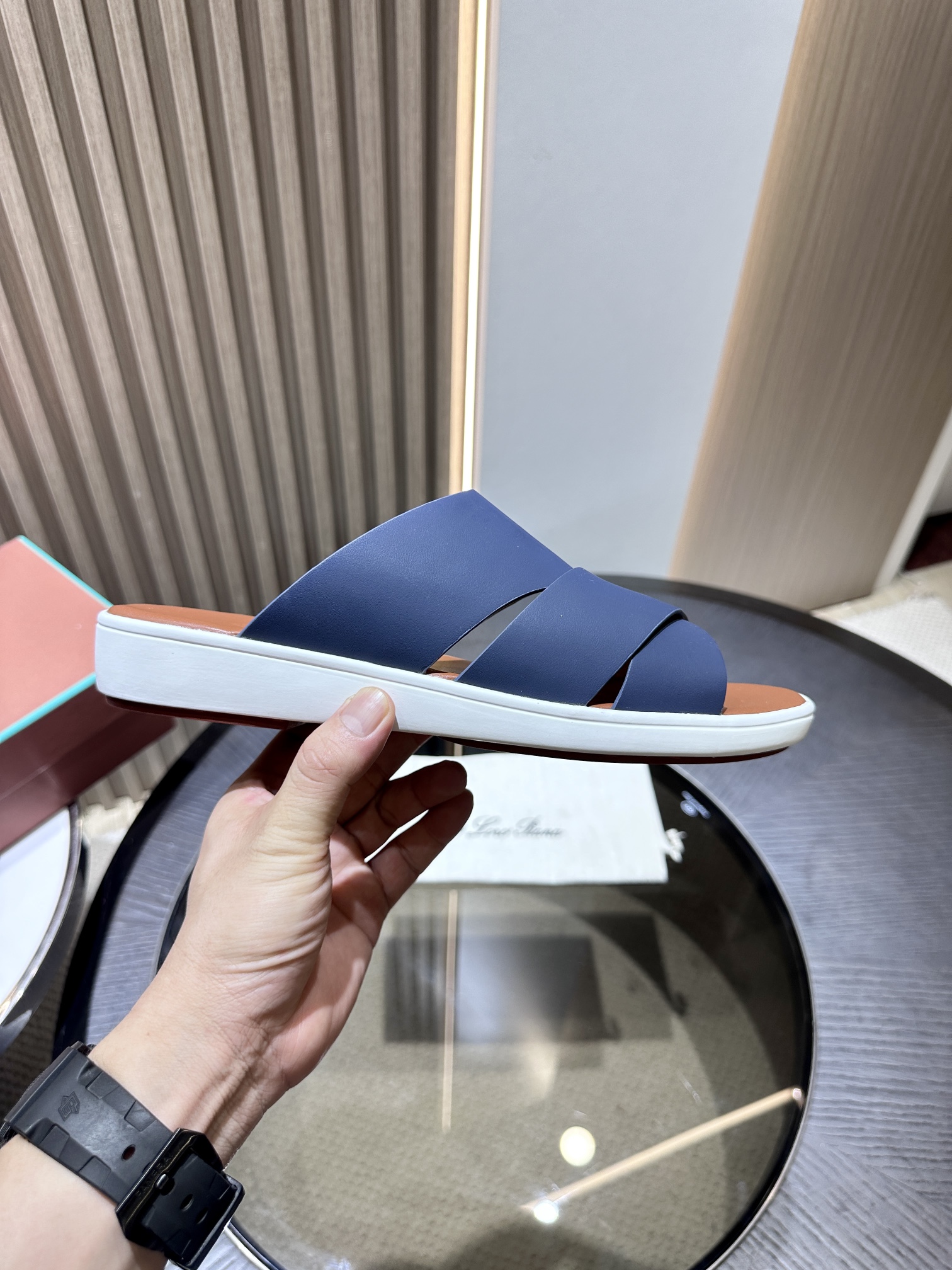 Las elegantes sandalias de Loro Piana están confeccionadas en suave piel de vacuno con tiras entrela