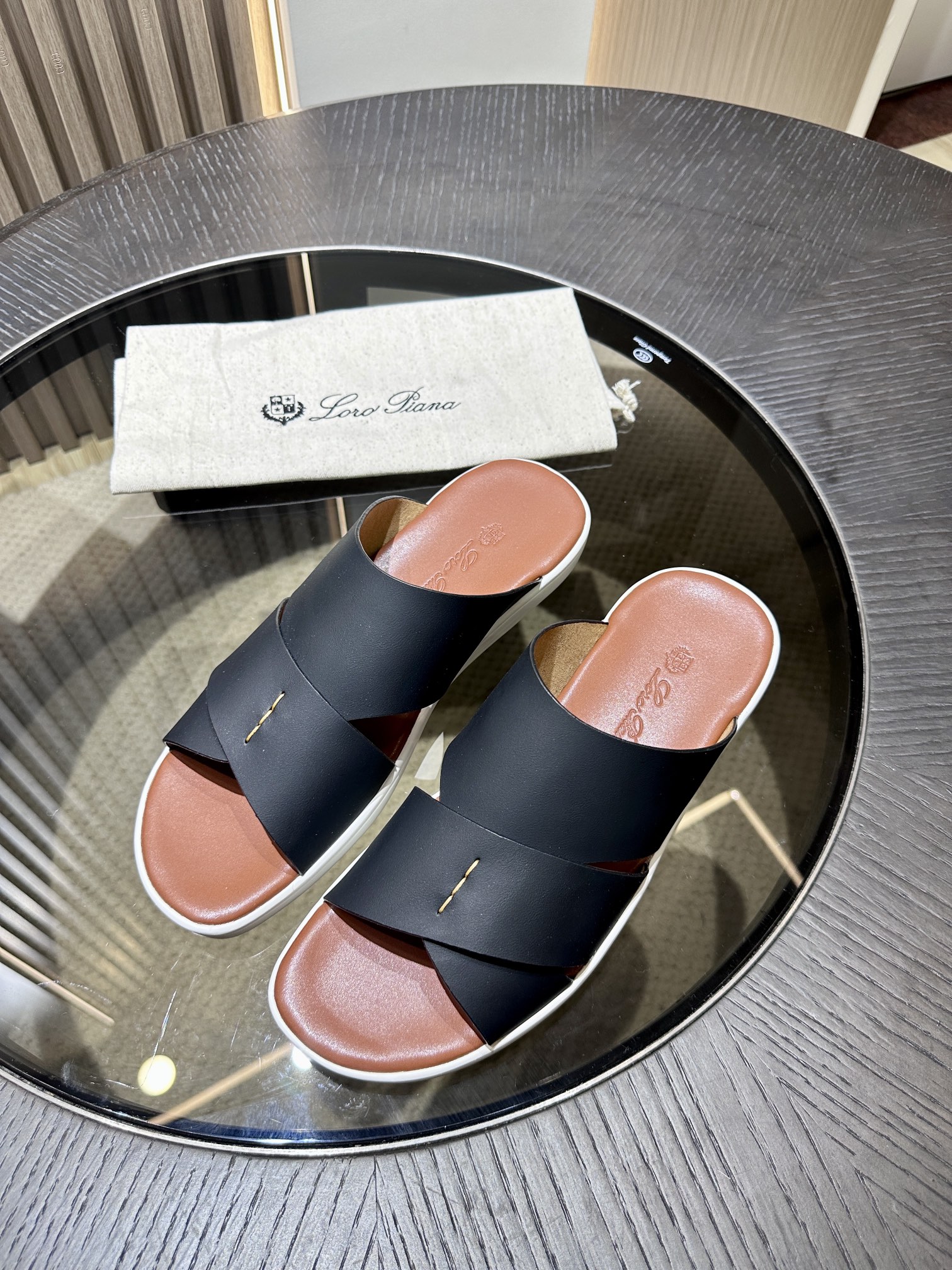 Las elegantes sandalias de Loro Piana están confeccionadas en suave piel de vacuno con tiras entrela