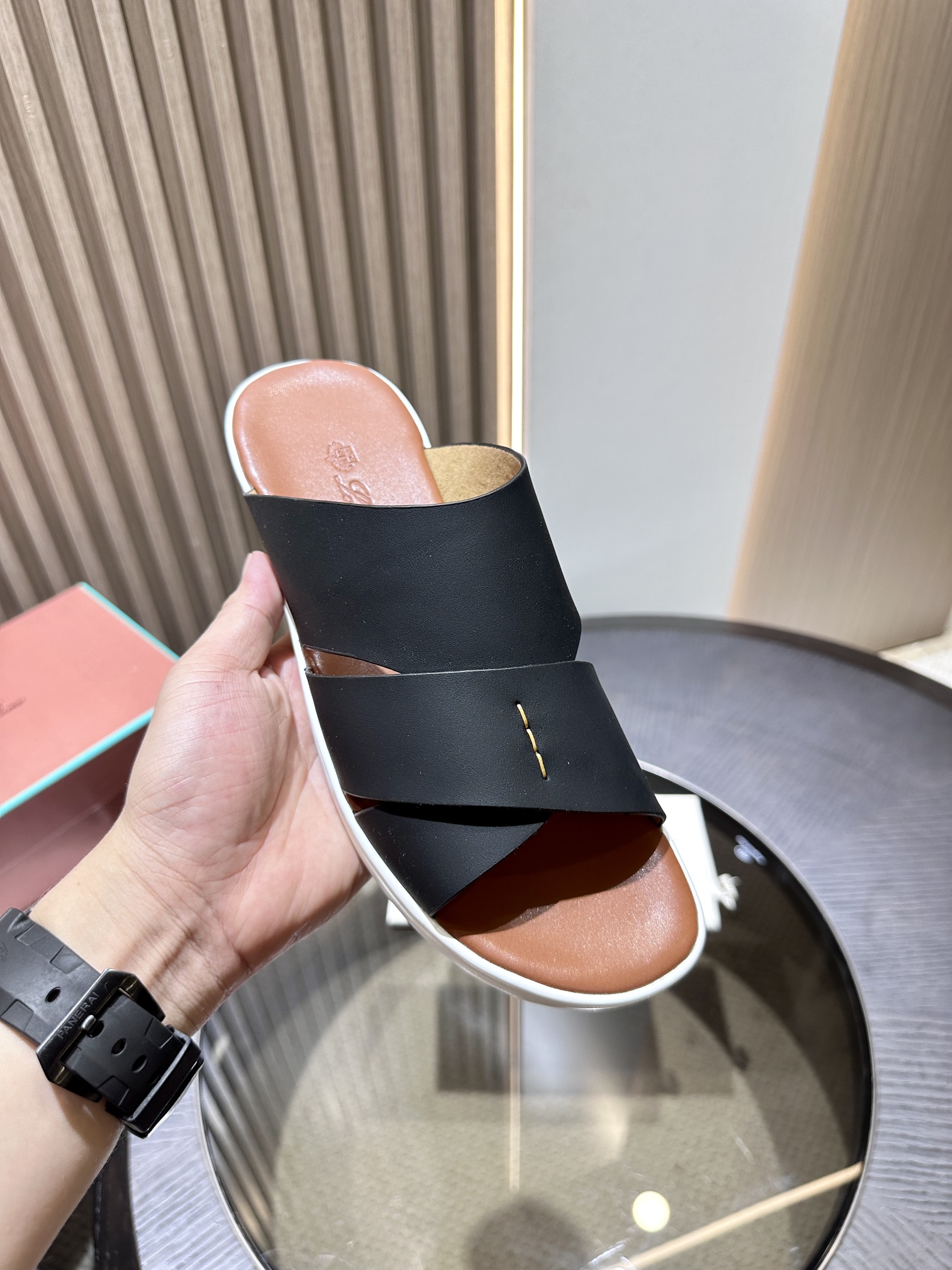 Las elegantes sandalias de Loro Piana están confeccionadas en suave piel de vacuno con tiras entrela