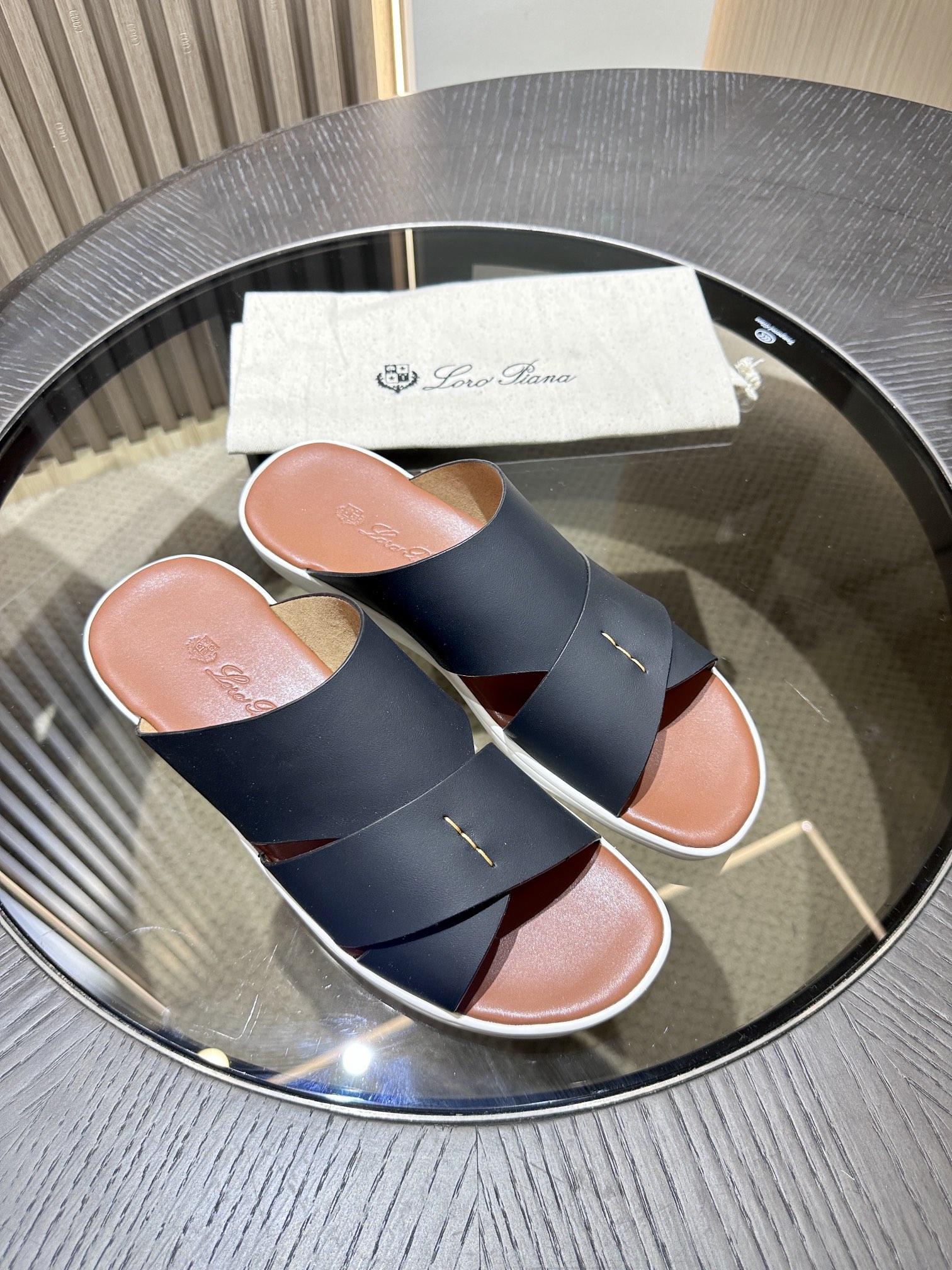 Las elegantes sandalias de Loro Piana están confeccionadas en suave piel de vacuno con tiras entrela