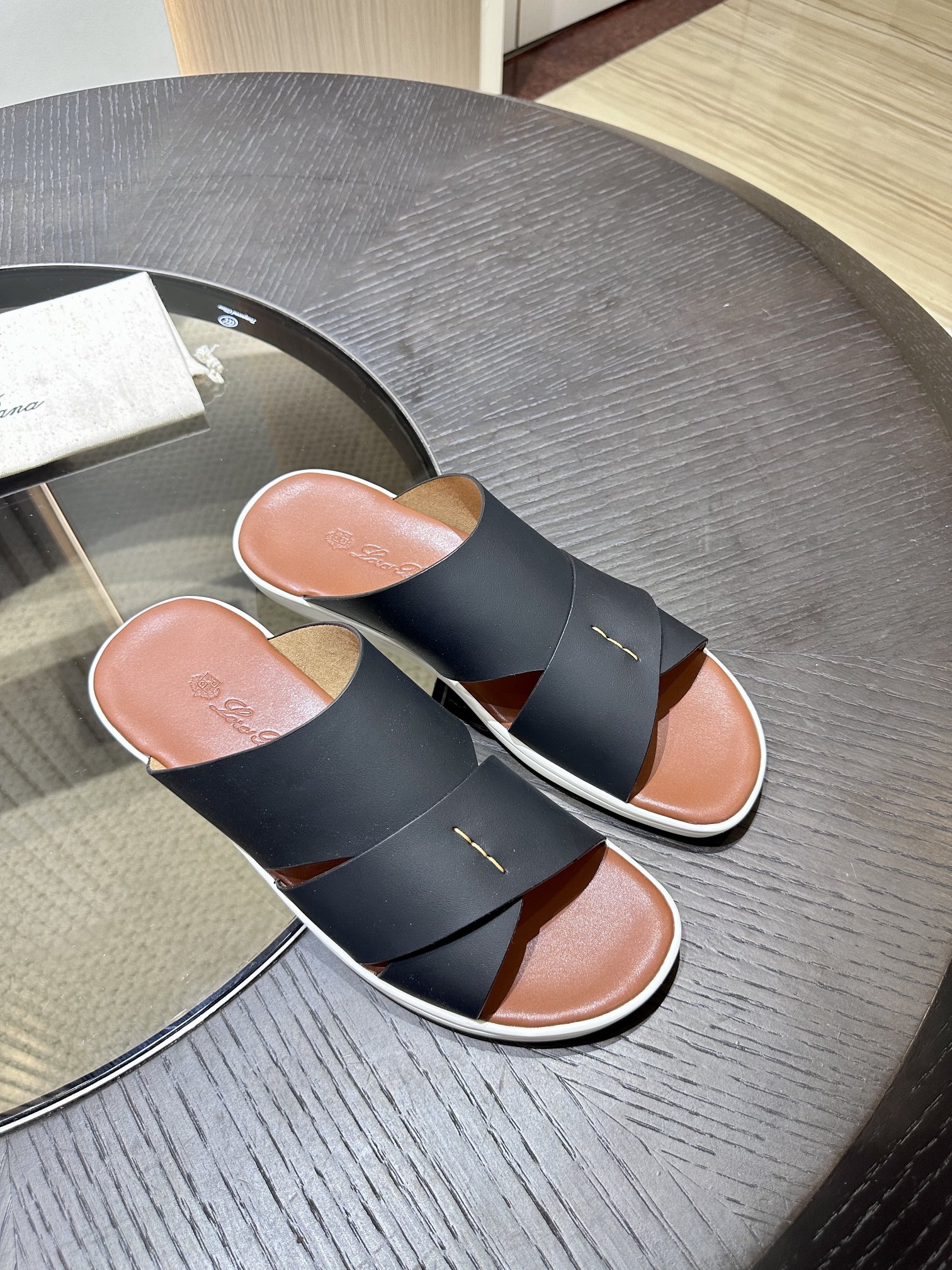 Las elegantes sandalias de Loro Piana están confeccionadas en suave piel de vacuno con tiras entrela