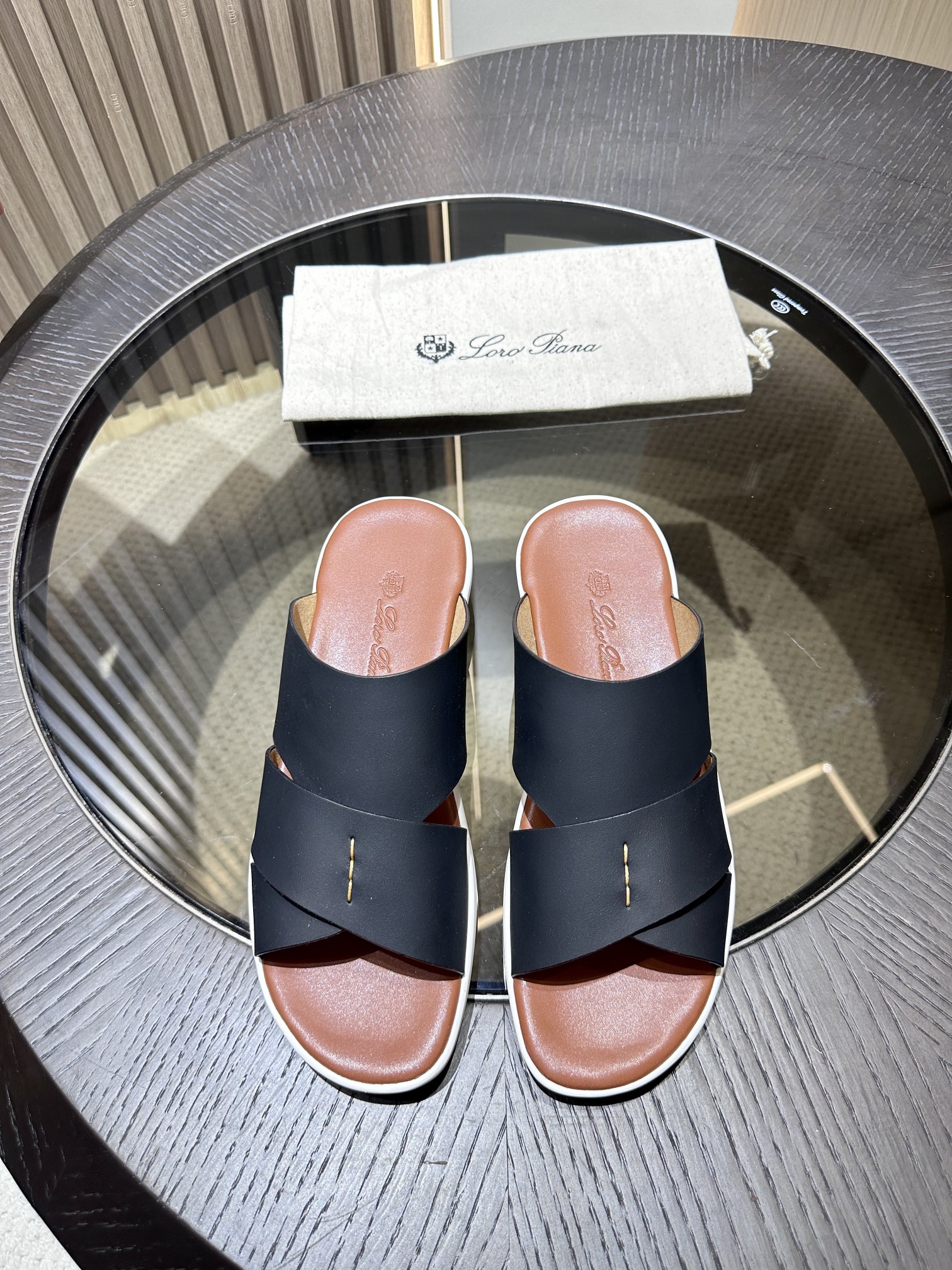 Las elegantes sandalias de Loro Piana están confeccionadas en suave piel de vacuno con tiras entrela