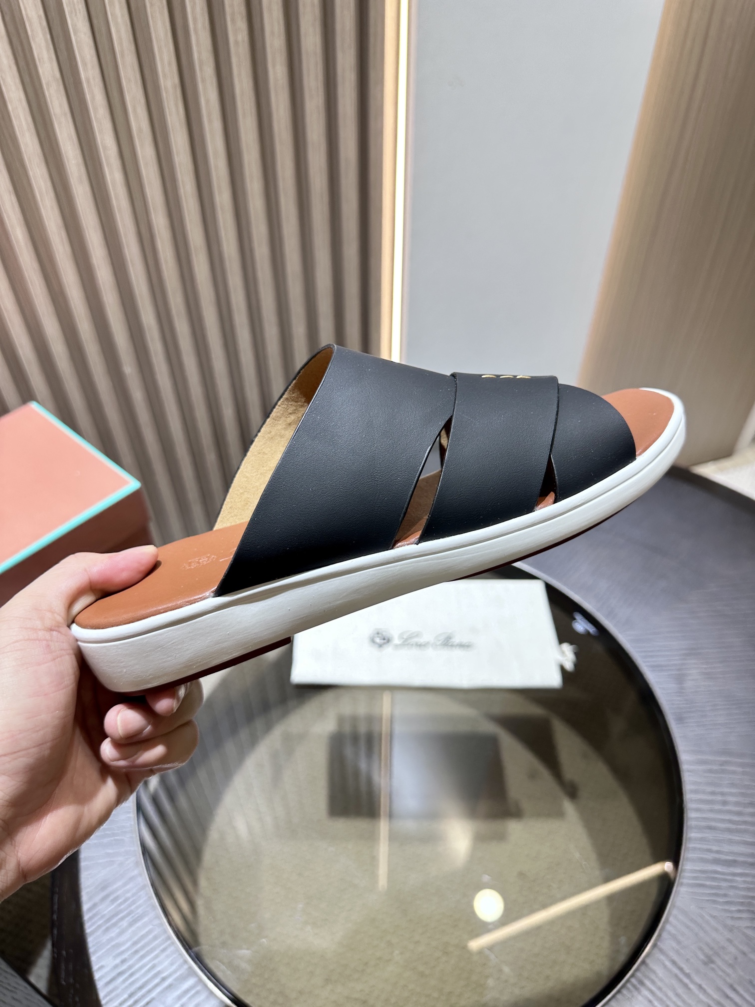 Las elegantes sandalias de Loro Piana están confeccionadas en suave piel de vacuno con tiras entrela