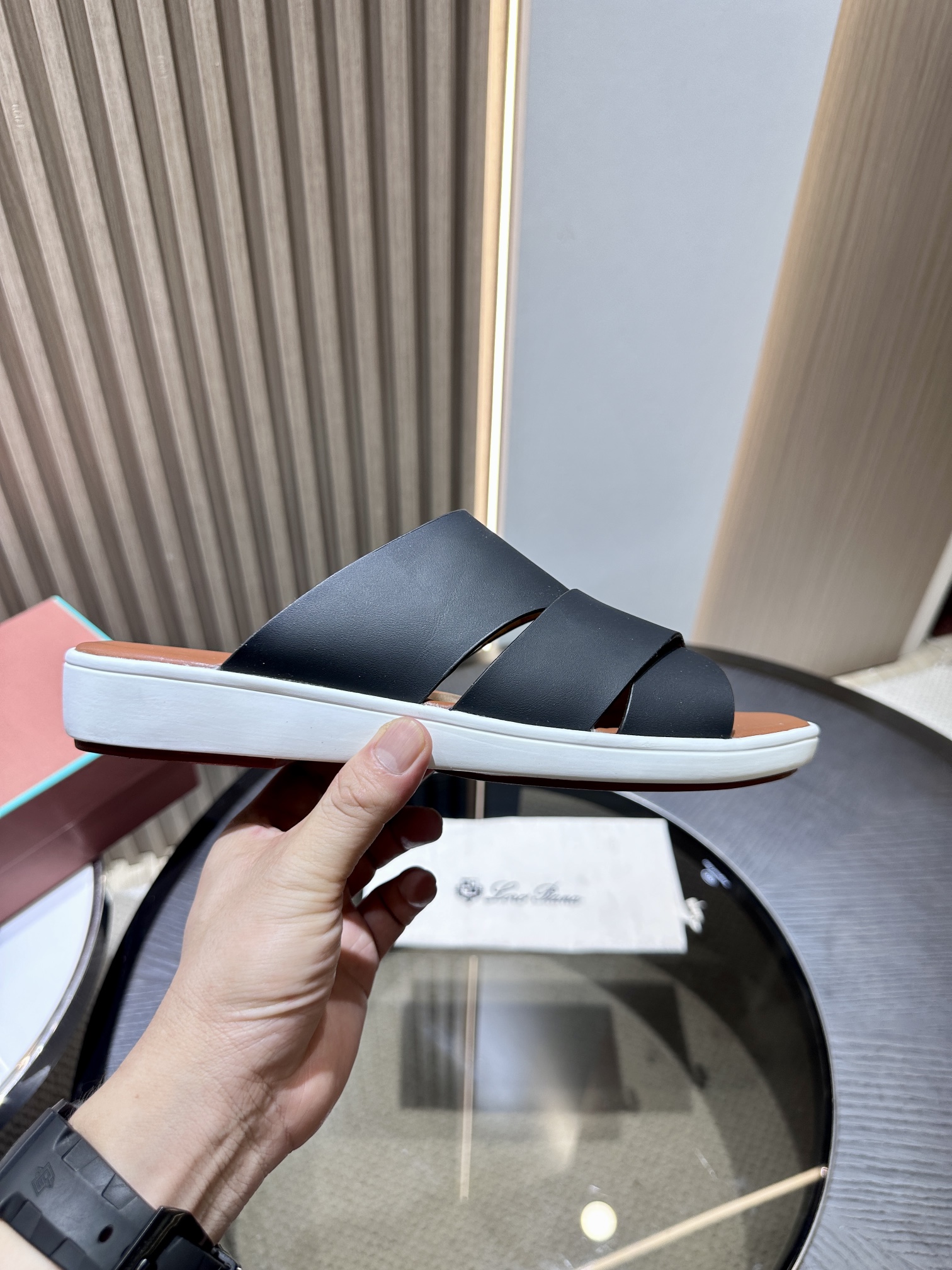 Las elegantes sandalias de Loro Piana están confeccionadas en suave piel de vacuno con tiras entrela