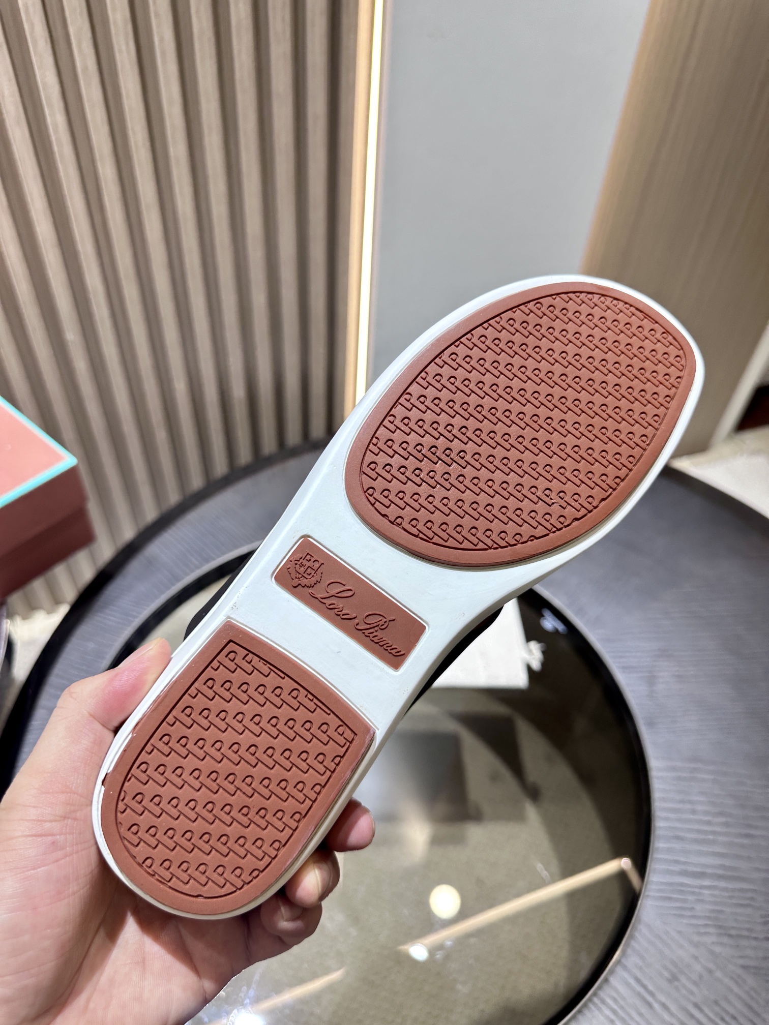 Las elegantes sandalias de Loro Piana están confeccionadas en suave piel de vacuno con tiras entrela