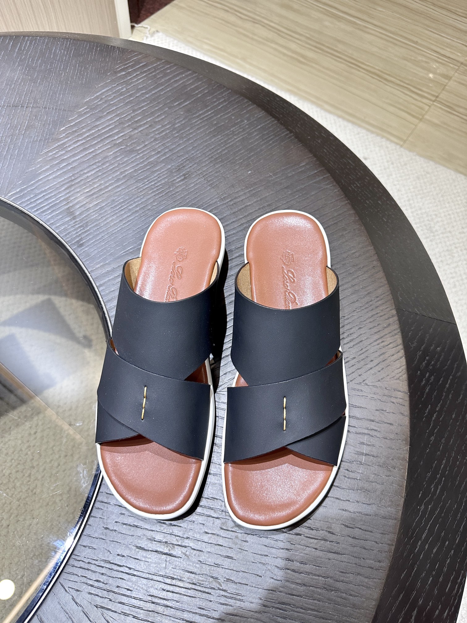 Las elegantes sandalias de Loro Piana están confeccionadas en suave piel de vacuno con tiras entrela