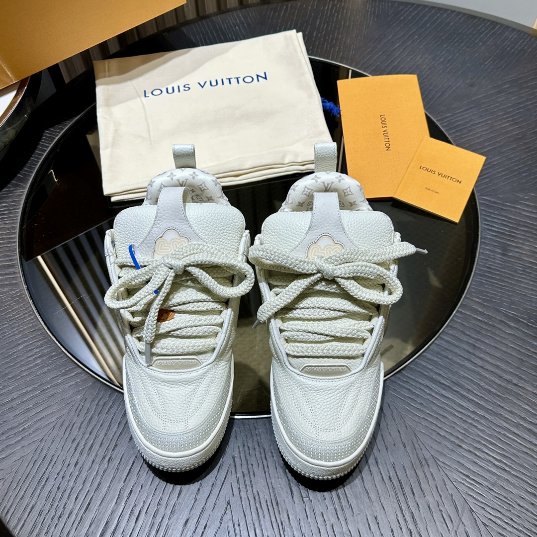 NO:344742,LV Skate sneakers debuted at the autumn and winter show, this time with grained cowhide leather. Large Monogram floral blooms on one side, padded collar and tongue cited skate shoe design, and technology pair of laces and rubber outsole perfect the whole. Grained cowhide rubber outsole The tongue and back are decorated with Vuitton since 54 logo on the side and outsole with Monogram floral LV letters rear strap Size Men's size 39-46,,,louis vuitton,sneakers,cowhide19860909LV Skate 运动鞋于 秋冬秀场初次亮相,此次以粒面牛皮革焕新呈现.大号 Monogram 花卉绽放一侧,加垫鞋领和鞋舌援引滑板鞋设计,科技双鞋带和橡胶外底完善整体.粒面牛皮革 橡胶外底 鞋舌和后部饰有 Vuitton since 54 标识 侧面和外底饰有 Monogram 花卉 LV 字母后袢带  Size 男码39-46,,,louis vuitton,sneakers,cowhide,Men's shoes