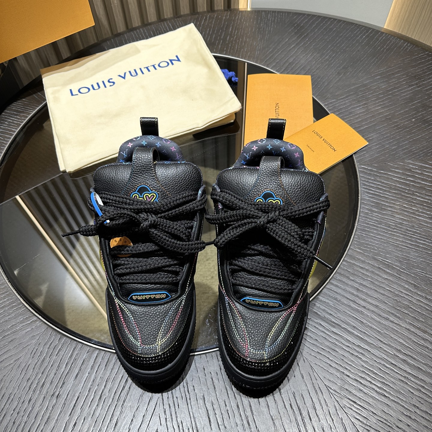 NO:344731,This LV Skate sneaker is decorated with colorful fine nodes, echoing the seasonal leather goods and ready-to-wear series. The side of the sneaker is gradual Monogram flowers. The tongue and Mini Monogram fabric inner shirt collar show the inspiration of 1990s skate shoes. Grained cowhide leather laces Louis Vuitton elements Rubber outsole embellishment Monogram floral Size 38-46,,,louis vuitton,louis vuitton,sneakers,cowhide19860909本款 LV Skate 运动鞋以缤纷细节点缀粒面牛皮革鞋身,呼应当季皮具与成衣系列.运动鞋侧面绽放渐变 Monogram 花卉.加衬鞋舌与 Mini Monogram 织物内衬衣领展现 1990 年代滑板鞋的灵感启发. 粒面牛皮革 鞋带 路易威登元素 橡胶外底点缀 Monogram 花卉 Size 38-46,,,louis vuitton,louis vuitton,sneakers,cowhide,Men's shoes