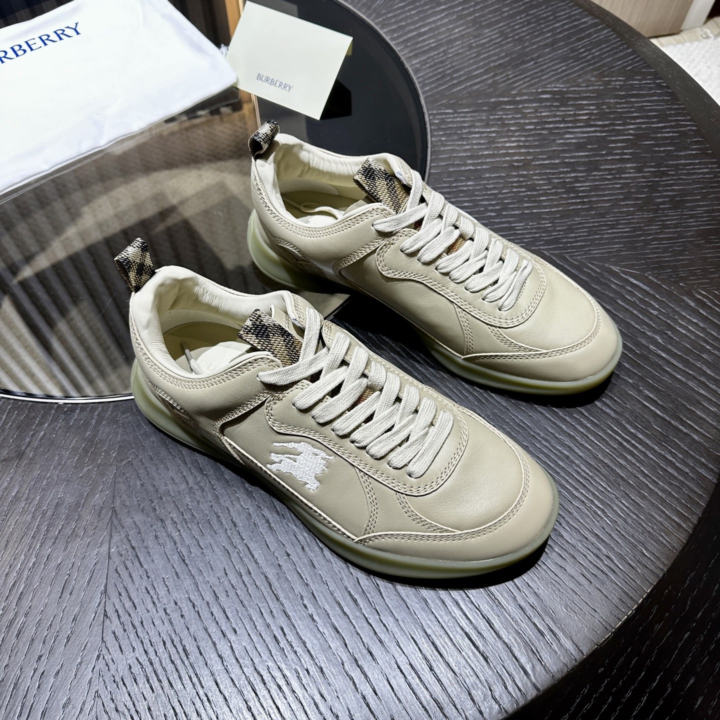 Burberry Leather Matrix Sneakers Zapatillas de la colección de Alta Costura que debutó en la pasarel
