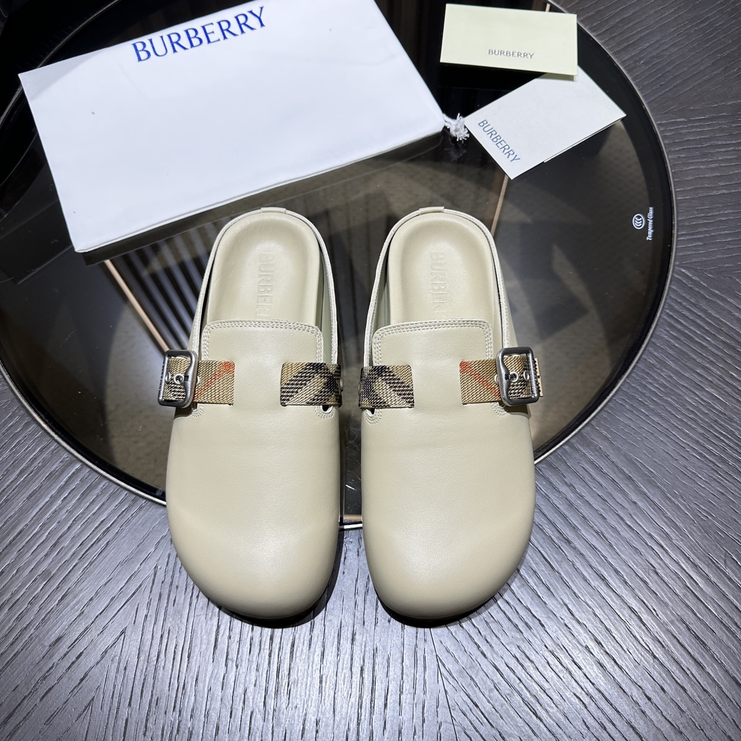 NO:348359,Burberry Urchin slippers, made of soft reverse suede fabric, are refined in Italian workshops. They are embossed with plaid patterns and embossed with embossed soles, with a classic brand logo. They are equipped with adjustable B-shaped buckle straps, and are decorated with jacquard worsted iconic sand Burberry plaid. – Round toe – Sole embellished Burberry letter logo – Comes with dust bag Size 38-46 batches, burberry, slippers19860909Burberry Urchin拖鞋,选用柔软反绒面革面料打造,于意大利工坊精制而成.融入格纹图案压花,搭配压纹鞋底,其上点缀典藏品牌徽标.设有可调式 B 字型扣环束带,装饰提花精纺的标志性沙色 Burberry 格纹. – 圆形鞋头 – 鞋底点缀 Burberry 字母徽标 – 随附防尘袋 Size 38-46批,,burberry,slippers,Men's shoes