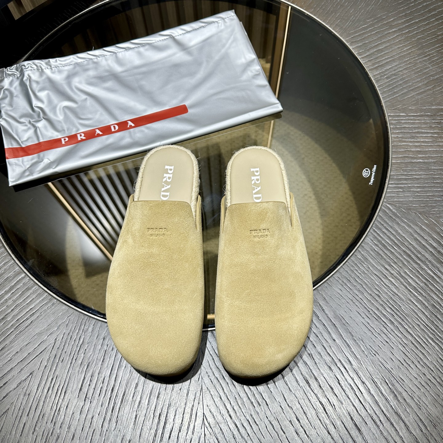 NO:348373,Prada This stylish and casual mules cleverly blends exquisite texture with the iconic enameled triangle metal logo. Leather lining Upper is decorated with Prada Milano letter logo Lightweight rubber sole, 10mm Rope braided innersole with leather heel Size 40-46 batches, prada19860909Prada 这款时尚休闲的穆勒鞋巧妙融合精致质感,饰有标志性涂珐琅三角形金属徽标. 皮革衬里 鞋面饰有Prada Milano字母徽标 轻质橡胶鞋底,10毫米 绳编内底,搭配皮革跟片 Size 40-46批,,prada,Men's shoes