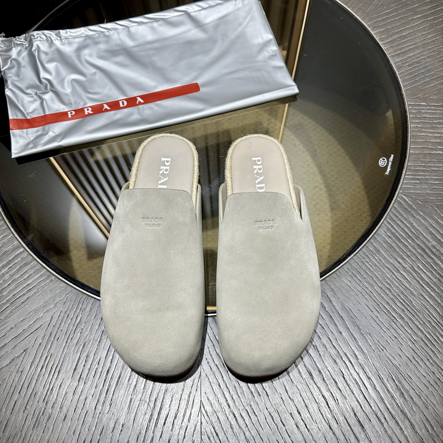 NO:348392,Prada This stylish and casual mules cleverly blends exquisite texture with the iconic enameled triangle metal logo. Leather lining Upper is decorated with Prada Milano letter logo Lightweight rubber sole, 10mm Rope braided innersole with leather heel Size 40-batch, prada19860909Prada 这款时尚休闲的穆勒鞋巧妙融合精致质感,饰有标志性涂珐琅三角形金属徽标. 皮革衬里 鞋面饰有Prada Milano字母徽标 轻质橡胶鞋底,10毫米 绳编内底,搭配皮革跟片 Size 40-批,,prada,Men's shoes