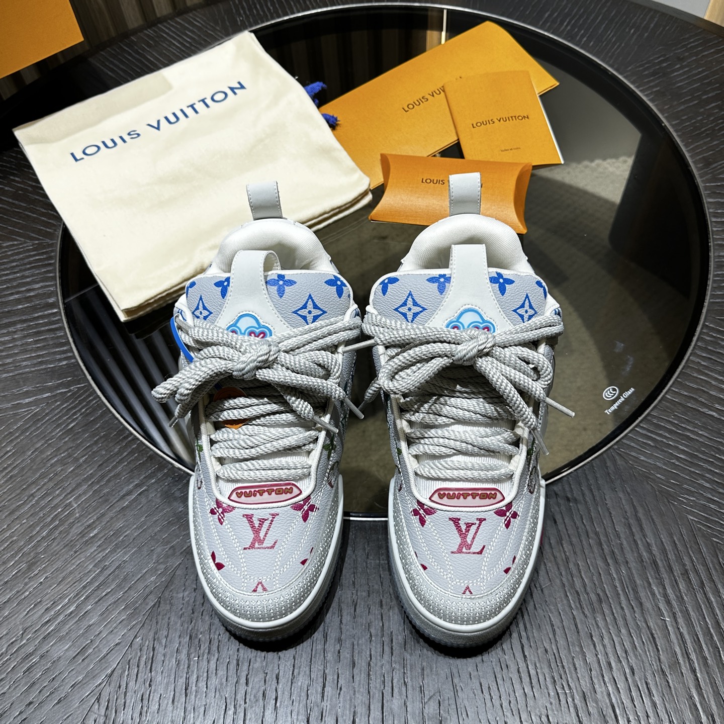 NO:348305,This LV Skate sneaker is decorated with colorful fine nodes, echoing the seasonal leather goods and ready-to-wear series. The side of the sneaker is gradual, Monogram flowers. The tongue and Mini Monogram fabric inner shirt collar show the inspiration of 1990s skate shoes. Grained cowhide leather laces Louis Vuitton elements Rubber outsole embellishment Monogram floral Size 38-46 batches,,louis vuitton,louis vuitton,sneakers,cowhide19860909本款 LV Skate 运动鞋以缤纷细节点缀粒面牛皮革鞋身,呼应当季皮具与成衣系列.运动鞋侧面绽放渐变 Monogram 花卉.加衬鞋舌与 Mini Monogram 织物内衬衣领展现 1990 年代滑板鞋的灵感启发. 粒面牛皮革 鞋带 路易威登元素 橡胶外底点缀 Monogram 花卉 Size 38-46批,,louis vuitton,louis vuitton,sneakers,cowhide,Men's shoes