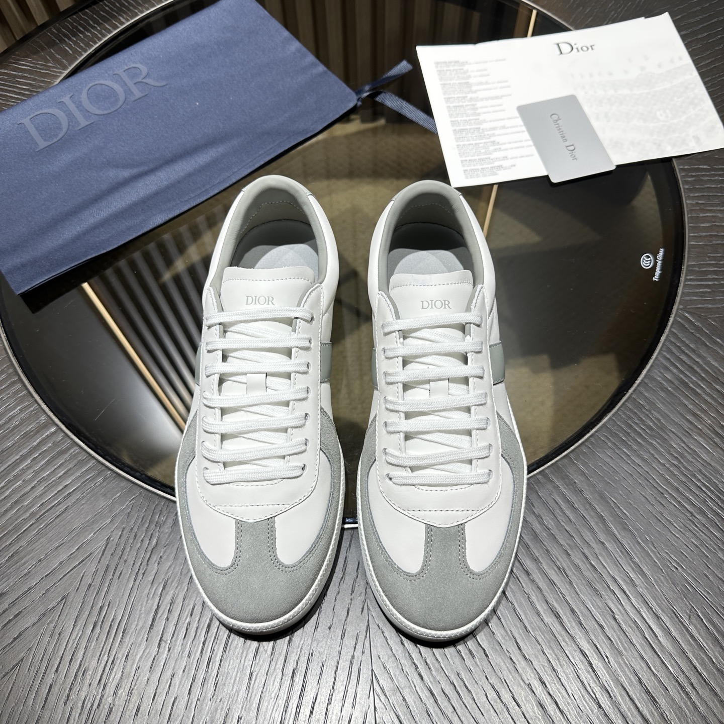 NO:350196,Dior's B01 Matchpoint sneakers are a new product in the fall 2025 series, marking the return of Dior's classic style, reinterpreting with a stylish and elegant silhouette. They are carefully crafted in black and white smooth cowhide, decorated with gray suede splicing to enhance the style. The tongue and interior sides are decorated with Dior logo, and the heel is decorated with CD Icon logo. Paired with amber rubber sole and embellished with Dior logo, it can be matched with various styles of the Dior Icons limited series to create exquisite styling. Size 38-46 (customized for 38.45.46),,dior,sneakers,cowhide19860909Dior这款 B01 Matchpoint 运动鞋是二零二五秋季系列新品,标志着 Dior 经典款式的回归,以时尚优雅的廓形重新诠释.采用黑色和白色光滑牛皮革精心制作,饰以灰色绒面革拼接提升格调.鞋舌和内部侧面饰以 Dior 标志,鞋后跟饰以 CD Icon 标志.搭配琥珀色橡胶鞋底,点缀以 Dior 标志,可与 Dior Icons 限定系列的各式造型搭配,打造精致造型. Size 38-46(38.45.46订做),,dior,sneakers,cowhide,Men's shoes