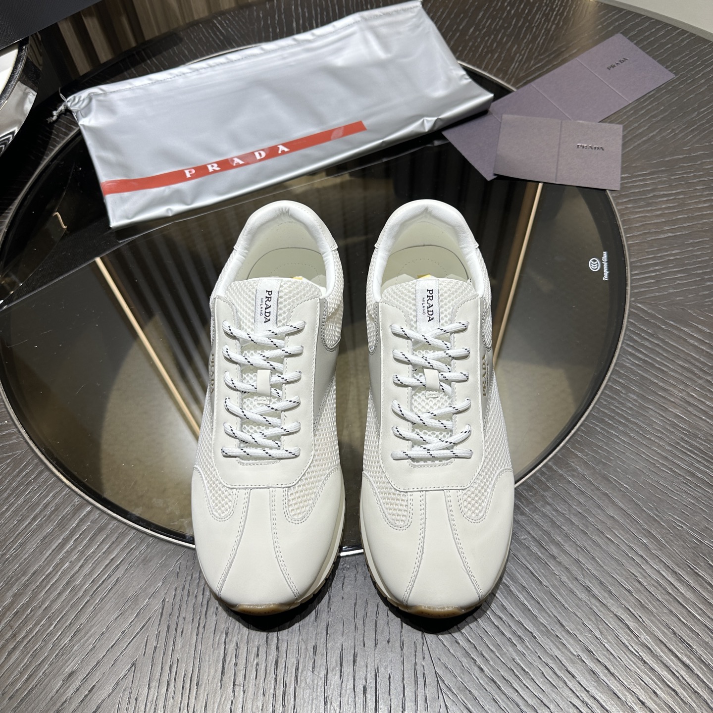NO:833516,Prada Retro These leather sneakers are casual and versatile. They have a lightweight and durable sole. They are embellished with the iconic enameled metal triangle logo and a screen-printed logo on the tongue for a unique look. Enameled metal triangle logo on the upper Screen-printed logo on the tongue and heel Lightweight, widened rubber lugs sole Sole height 25 mm Size  39-44(customized at 38.45),,prada,sneakers19860909Prada 复古风 这款皮革运动鞋休闲百搭,鞋底轻盈耐穿,装点标志性的涂珐琅三角形金属徽标,鞋舌饰有丝网印花徽标,彰显别具一格的魅力. 鞋面涂珐琅三角形金属徽标 鞋舌和鞋跟饰有丝网印花徽标 轻便的加宽橡胶凹凸纹路鞋底 鞋底高度25毫米  Size 39-44(38.45订做),,prada,sneakers,Men's shoes