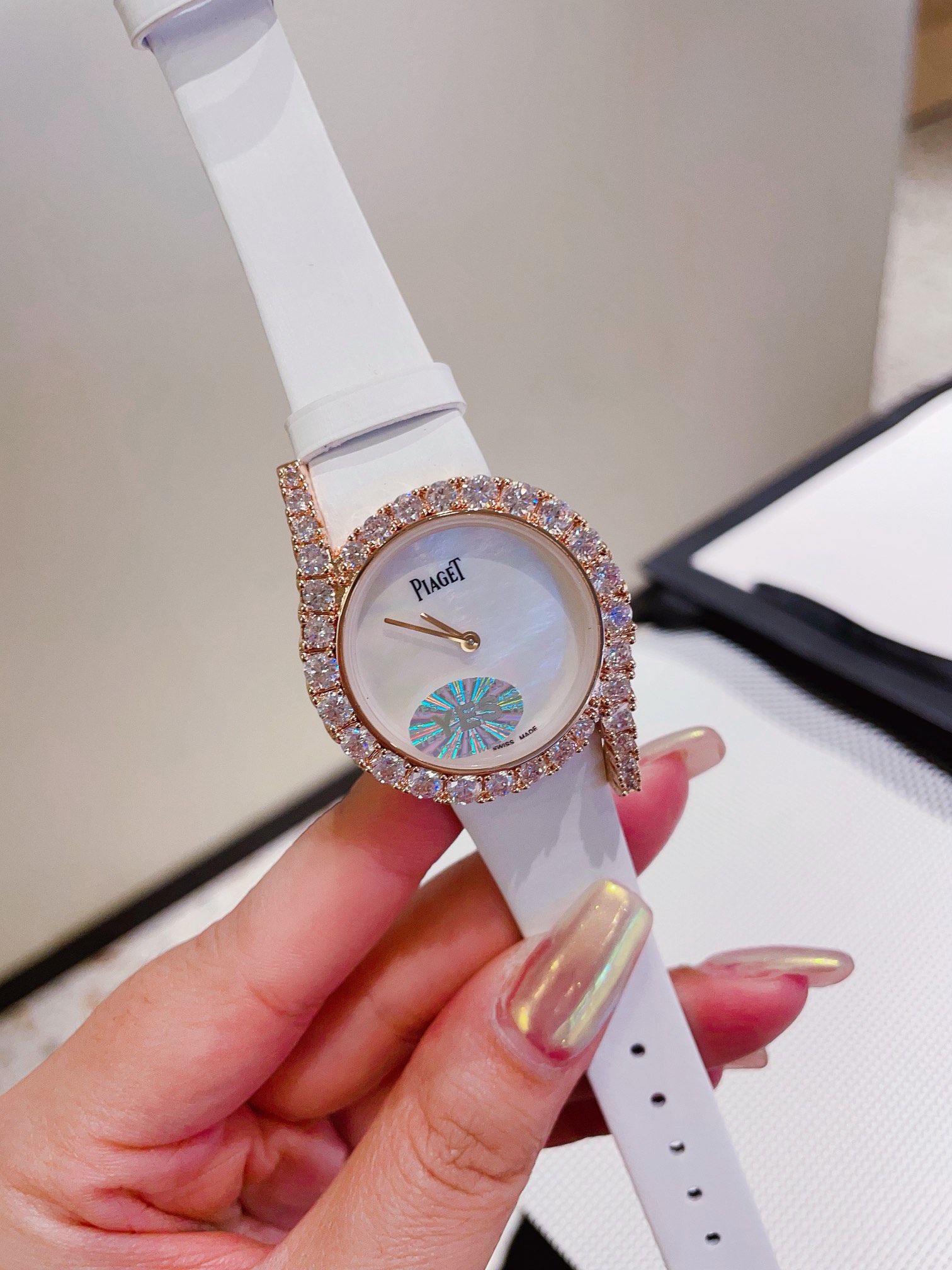 【 贝壳面💰350 🎀伯爵全新Limelight Gala系列!该款接近原装,每颗钻都很大颗,很饱满,真正的珠宝镶,物美价廉,超越市场货! 走颜值路线的伯爵女表,公然表示,伯爵最好看的女表就是Limelight Gala。它的流线型设计带出了女人妩媚感,而且,非常有辨识型,属于“第一眼伯爵” 腕表以迷人的不对称曲线及精湛的宝石镶嵌工艺,杰出设计及珠宝完美融为一体!全新作品嵌入直径更大的华丽美钻,莹白臻美的珍珠贝表盘。 尺寸:32mm:原装进口石英机芯 凸显钻石的熠熠华彩,诠释隽永不凡的经典设计🧚♀️🧚♀️🧚♀️